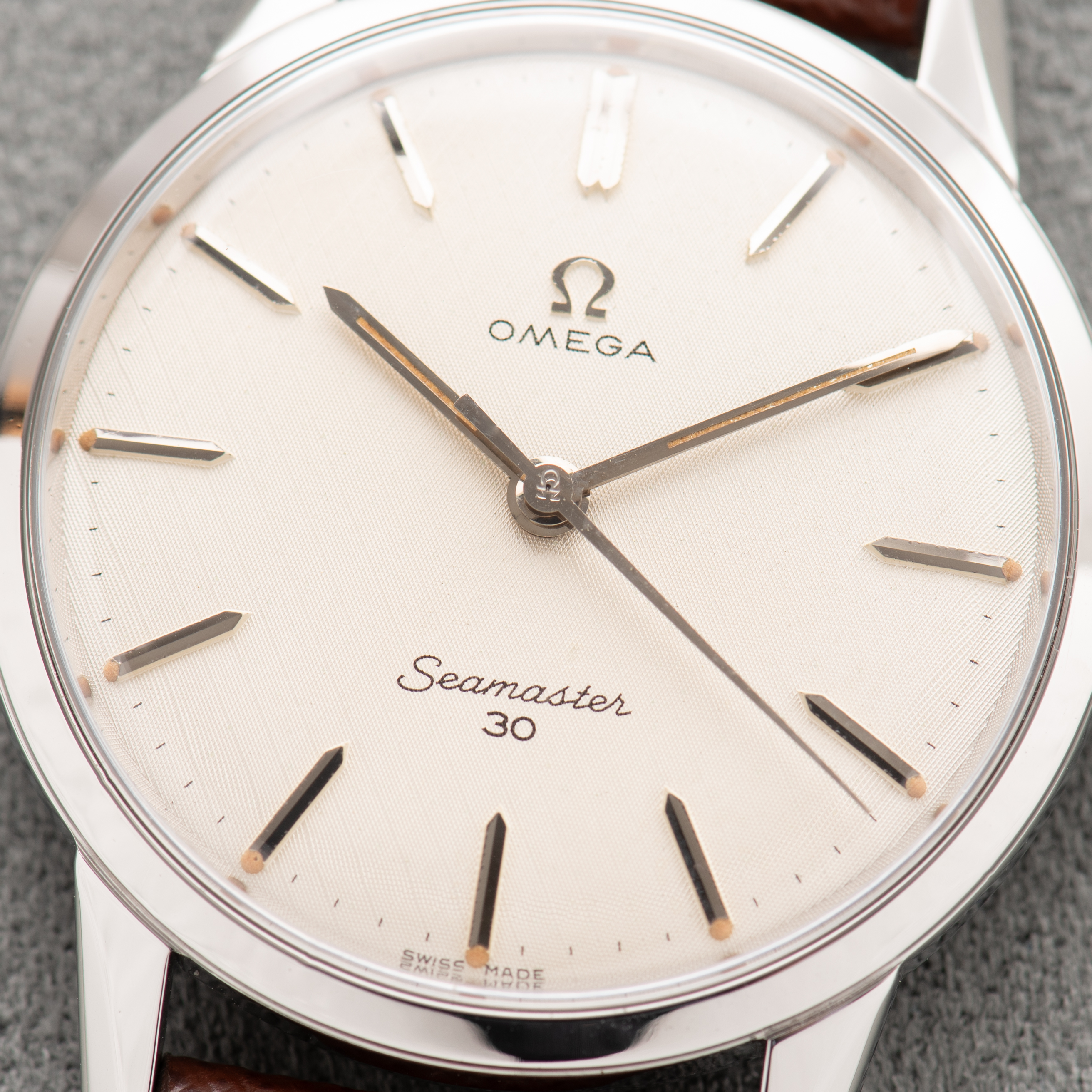 Zicht op Omega Seamaster 30 "Linnen Dial" uit 1962 Ref 135.0003-62-SC