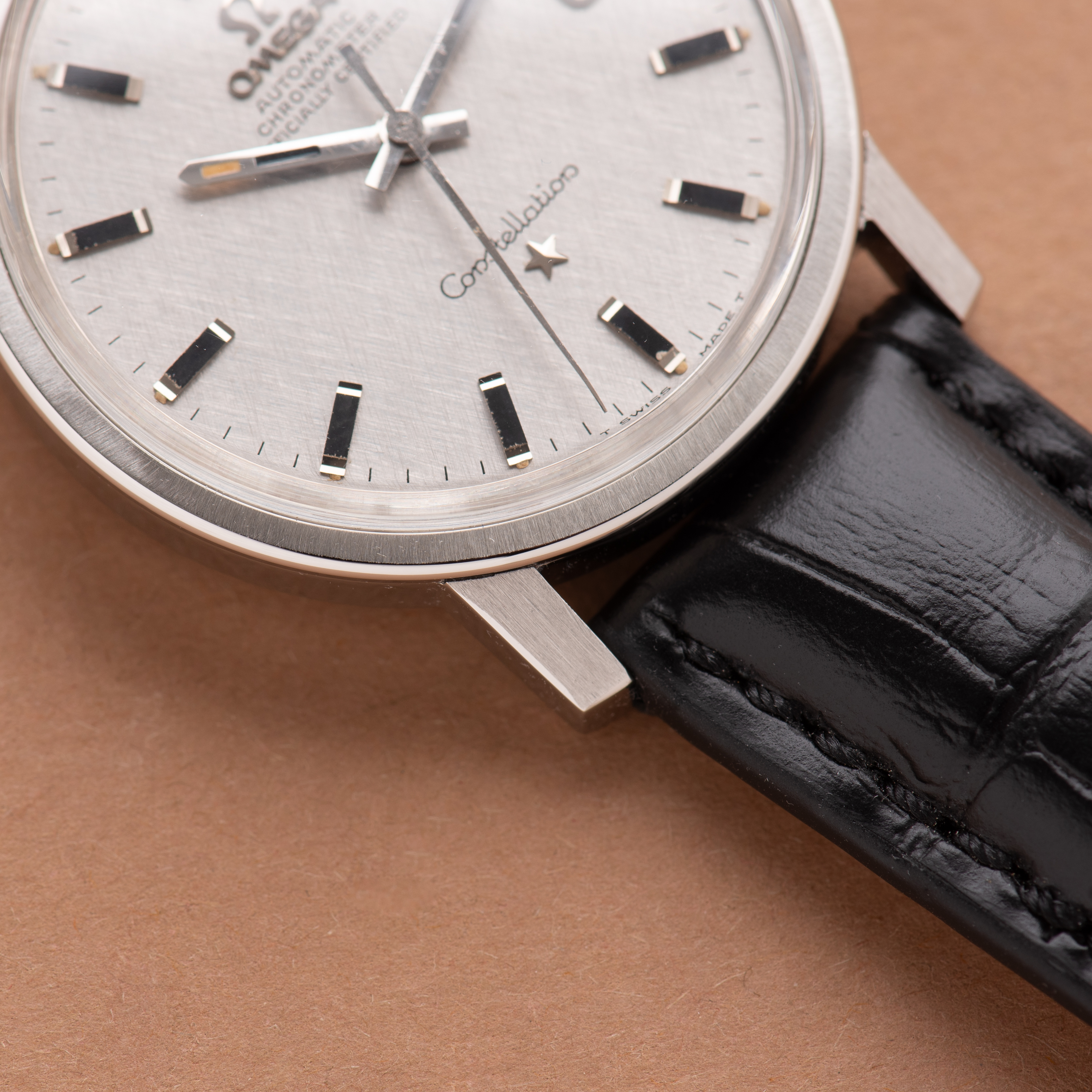 Zicht op Omega Automatic Chronometer Constellation réf 168.018 Tapisserie Dial Silver