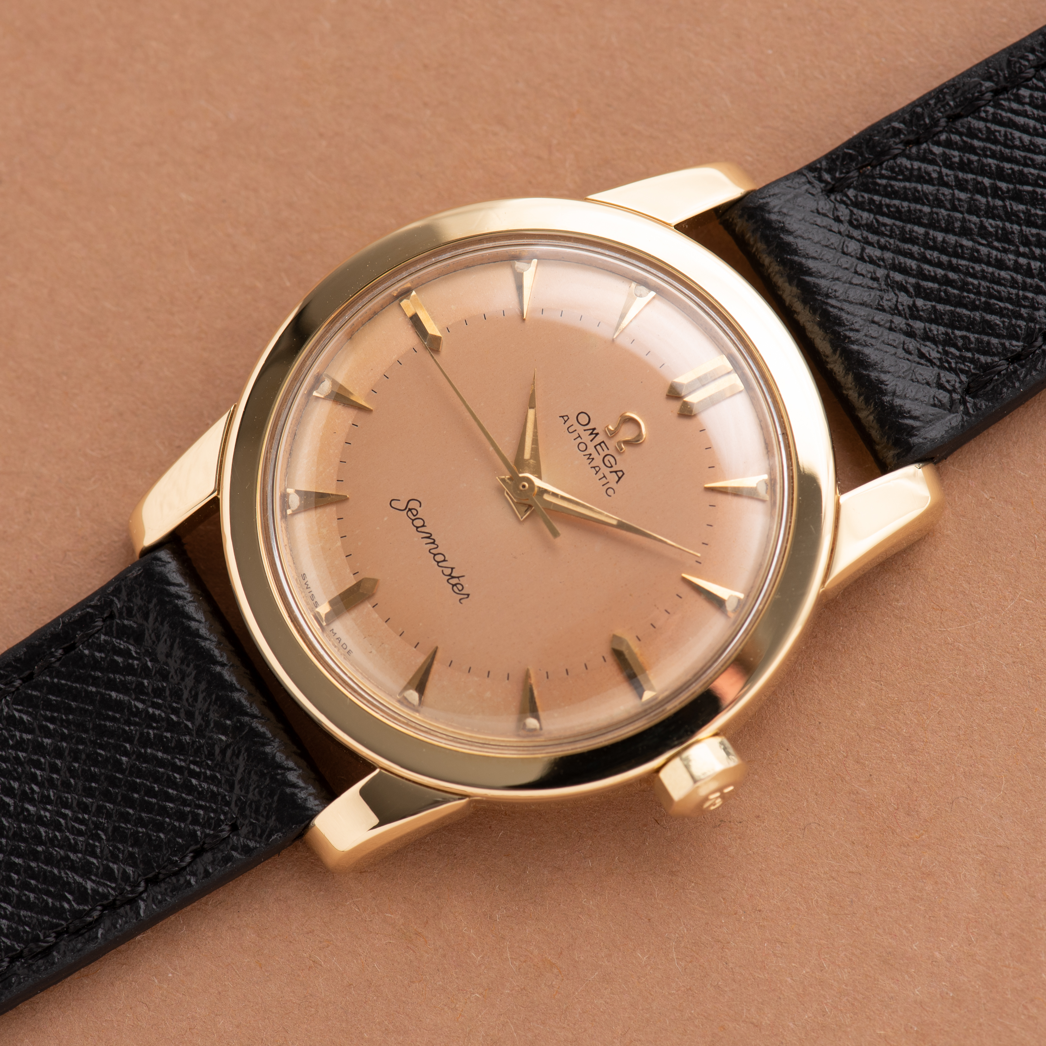View of Omega Seamaster Automatic Bumper Beefy Lugs Gold 18K from 1952 Réf 2577-2520