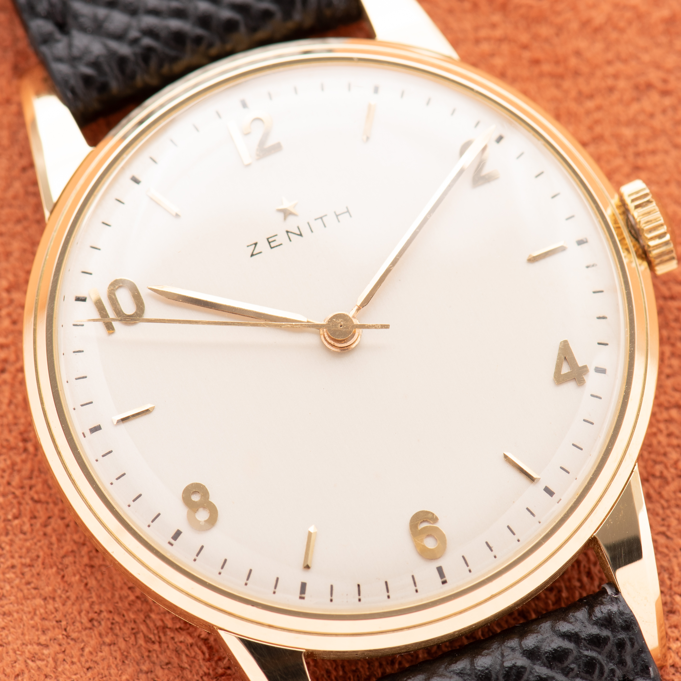Zicht op Zenith Dress Watch "Calatrava" Gold 18k New Old Stock cal P50 from 1949