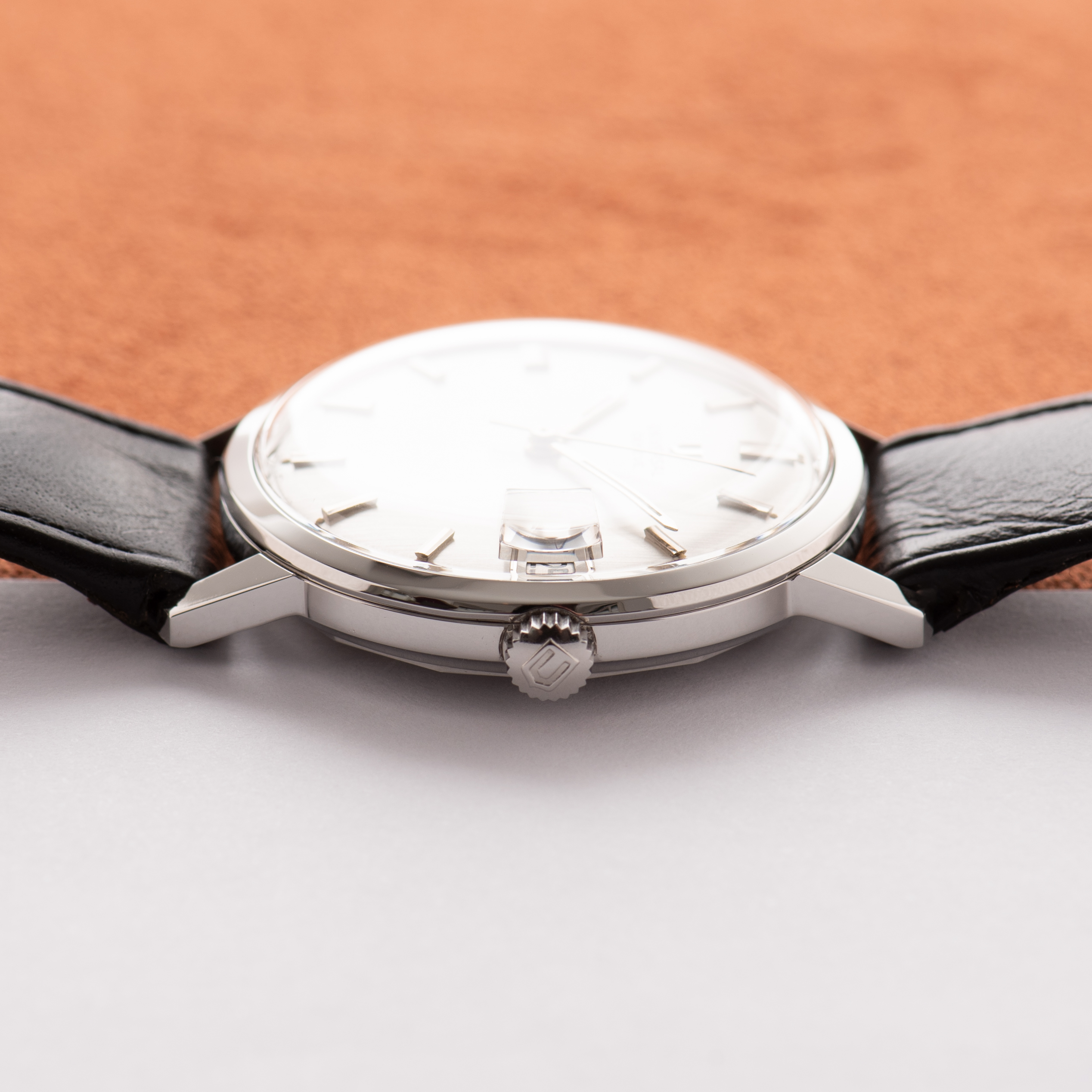 Vue de Universal Geneve Mécanique Date Silver Dial NOS réf 857100/02