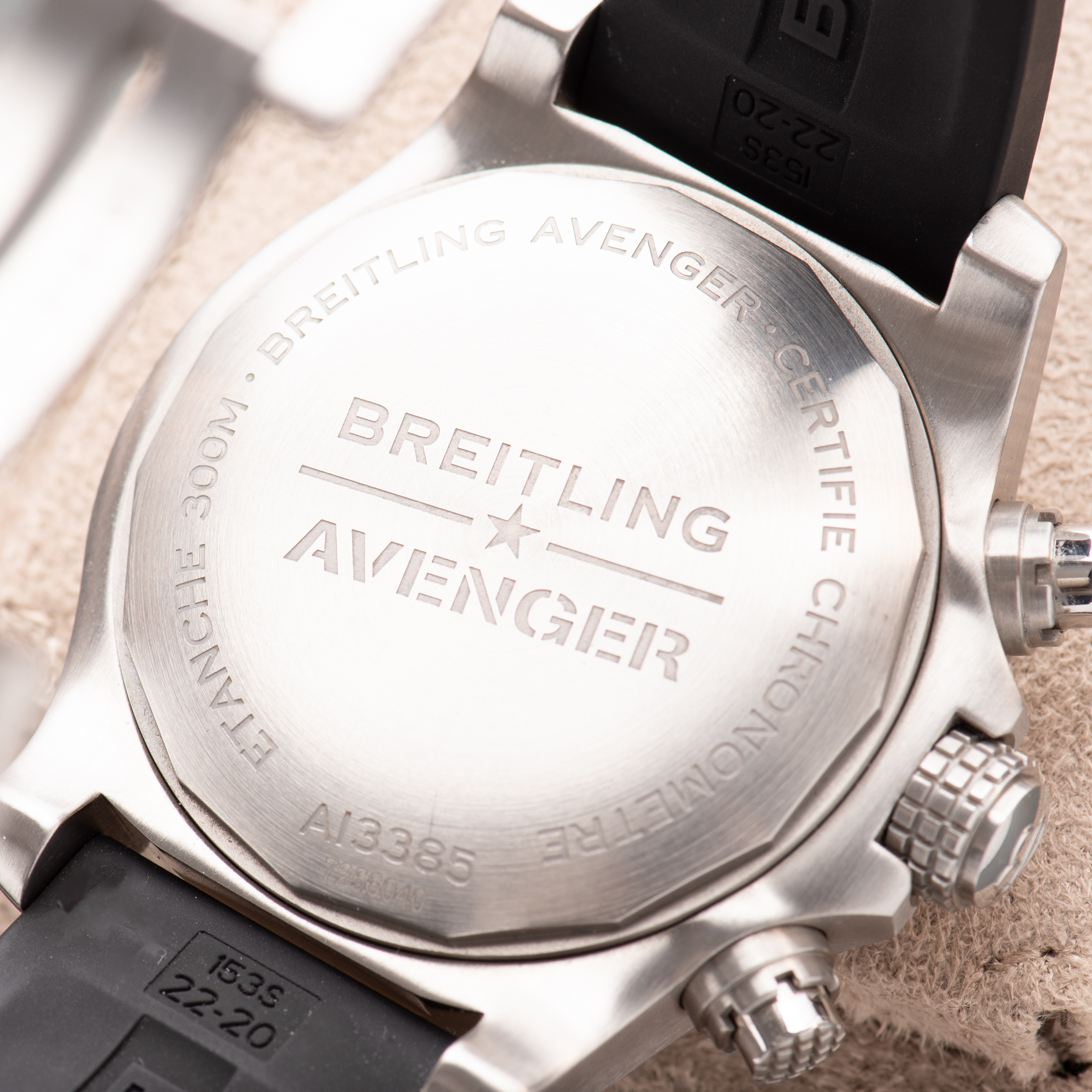 Zicht op Breitling Avenger Chronograph 43mm ref A13385 Volledige Set van 2024