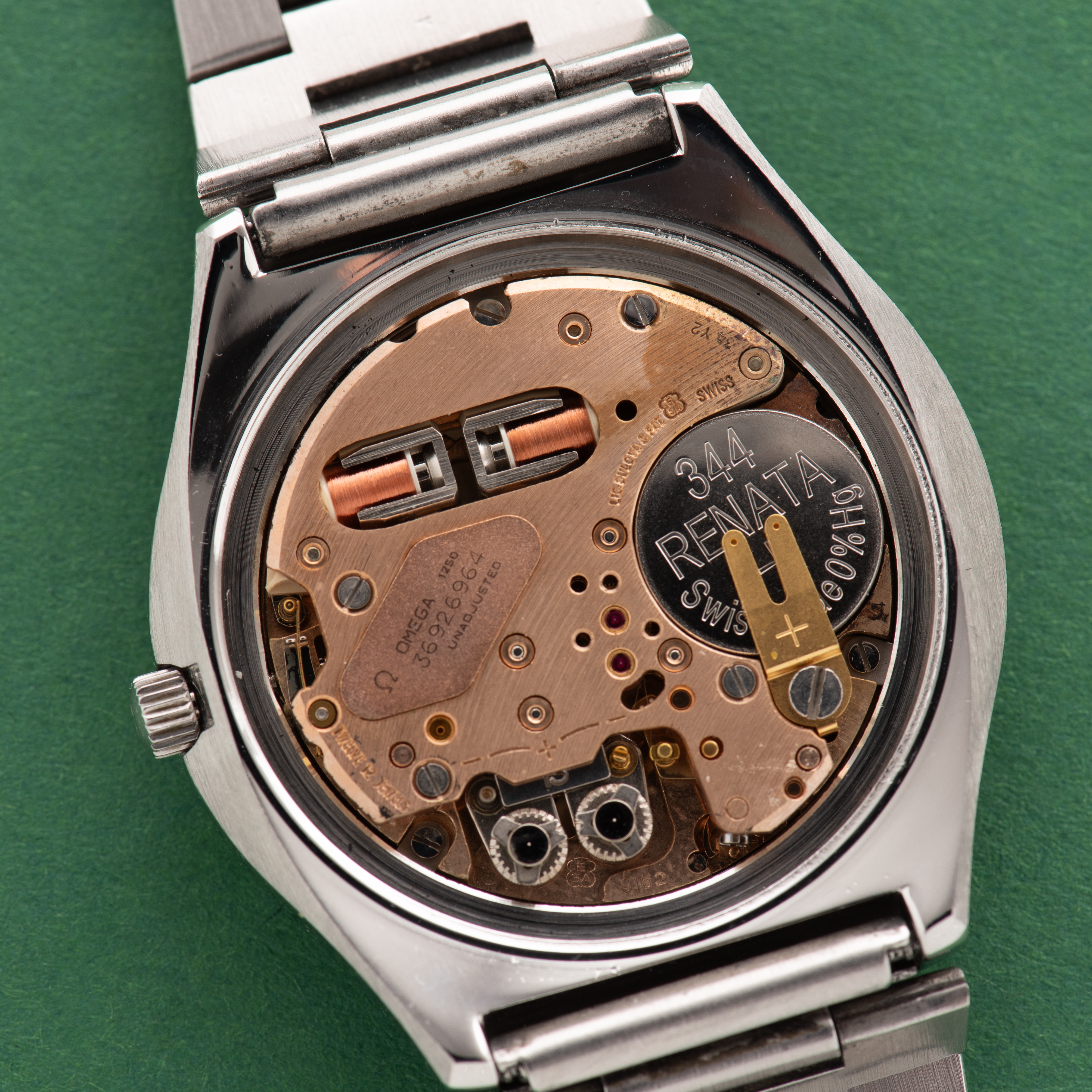 Zicht op Omega Electronic F300 Hz Genève Chronometer Blue dial Réf 198.021 from 1973