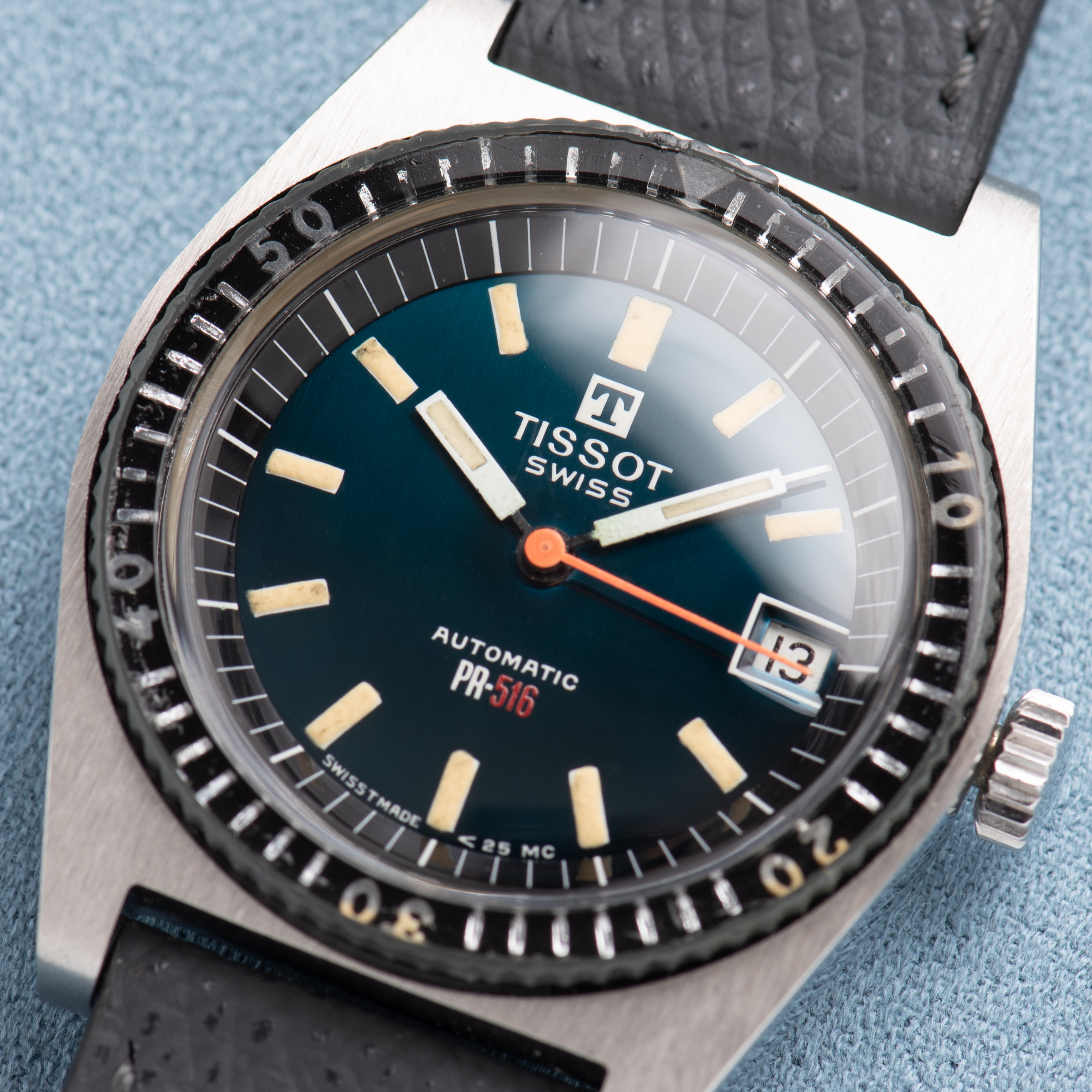 Zicht op Tissot Swiss Automatic PR516 RARE Édition « Roger Moore » réf 44622-7X
