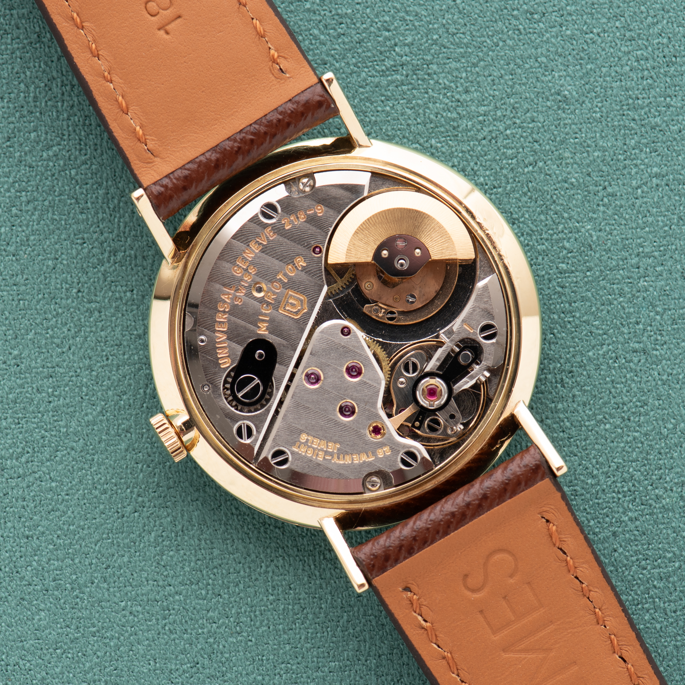View of Universal Genève Automatic Micro-rotor cal 218-9 Gold 18K