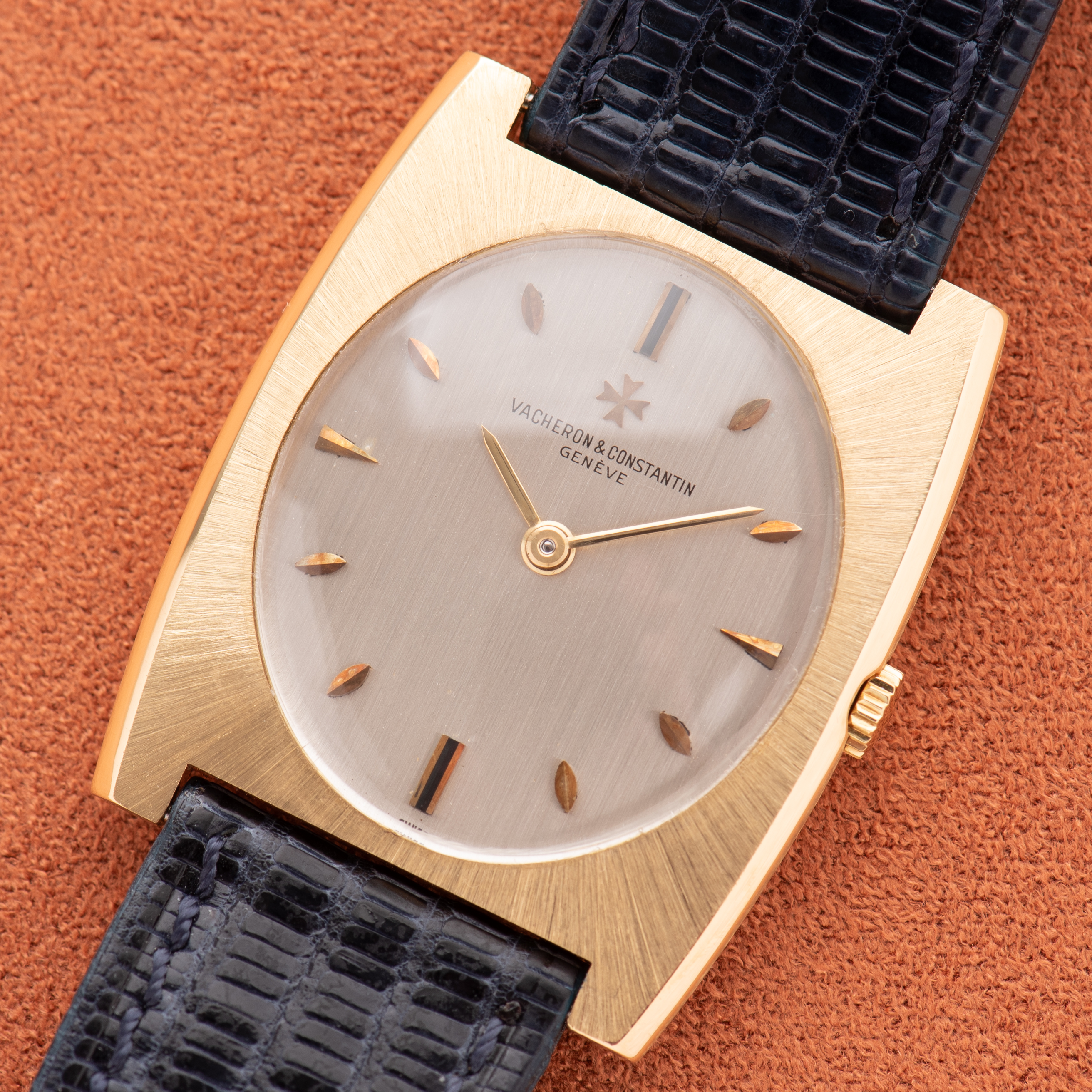 Vue de Vacheron Constantin Genève Tonneau Gold 18k Réf 7460 from 60'