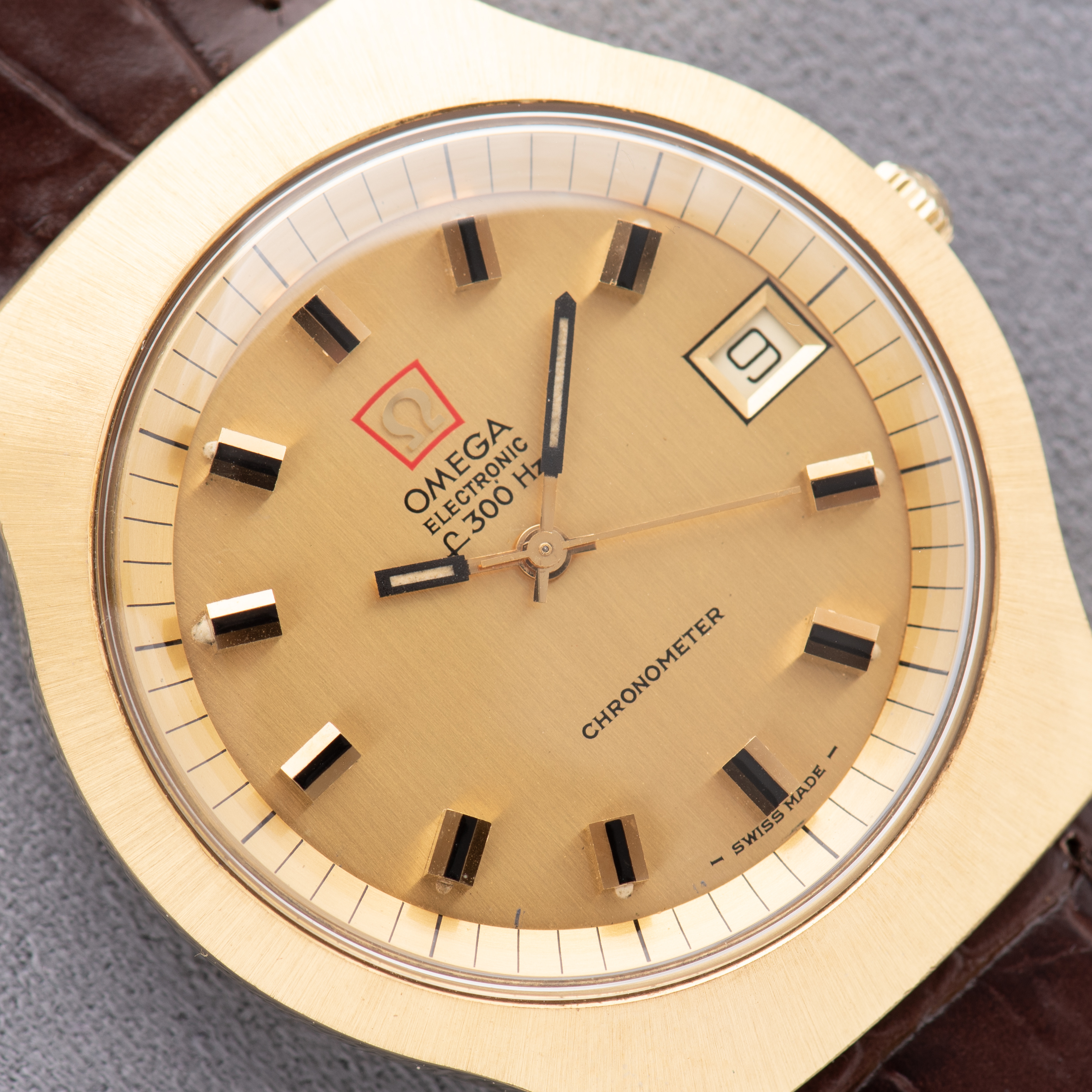 Zicht op Omega Electronic F300 Hz Chronometer Gouden wijzerplaat Ref 198.021
