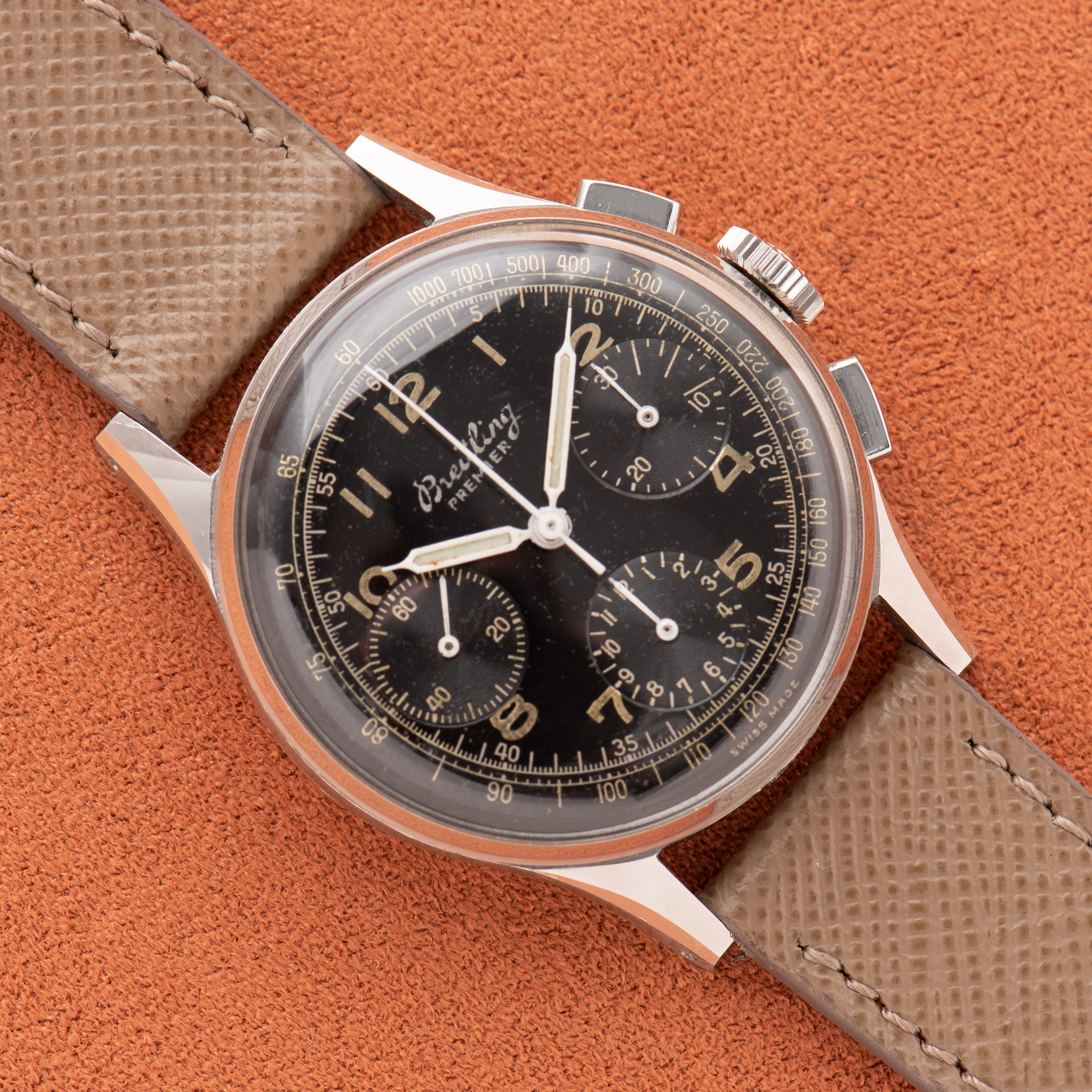 Vue de Breitling Premier Chronograph Unpolished Gilt Black Dial Venus 152 Réf 787