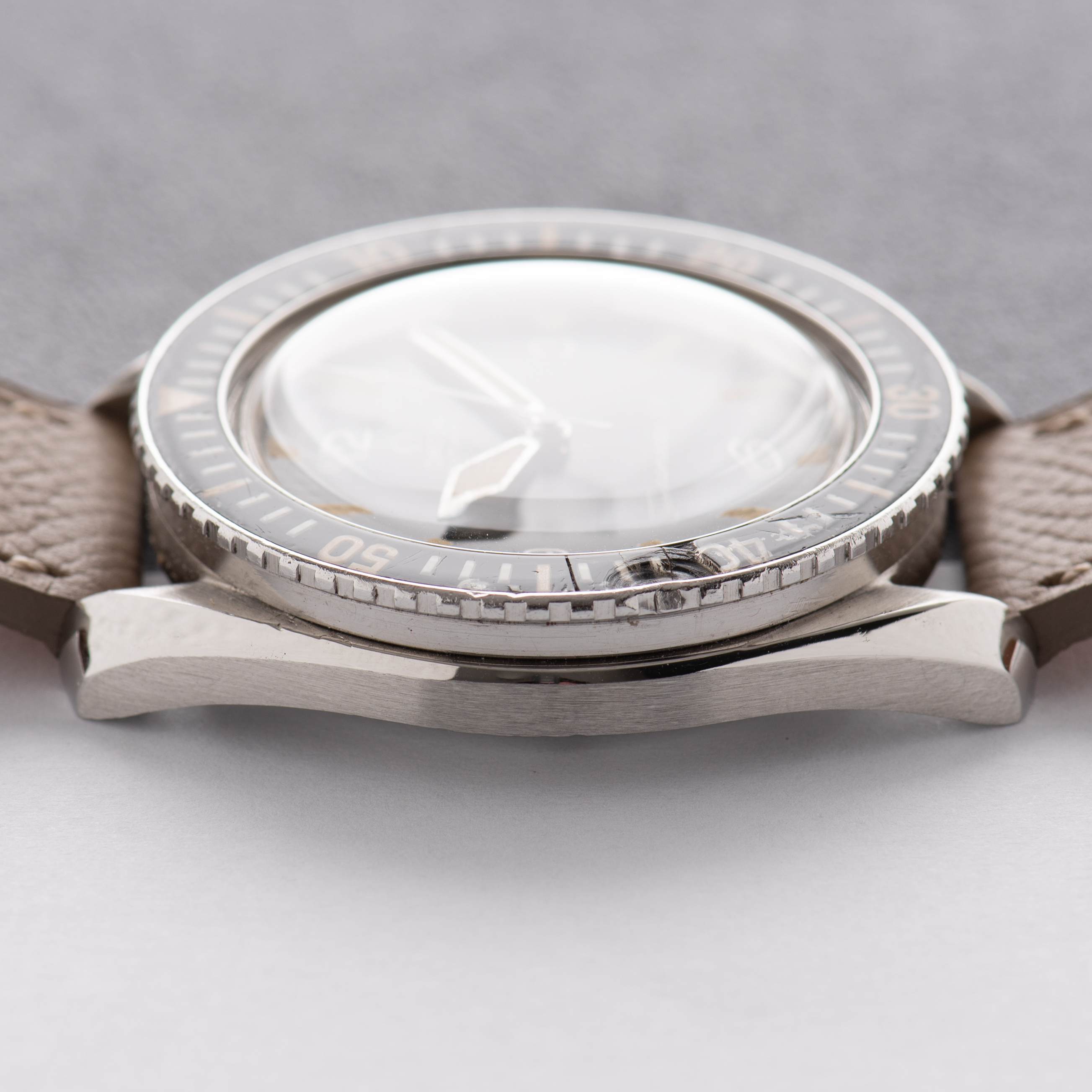 Vue de Omega Seamaster 300 Automatic HF Case Réf 165.024 from 1966