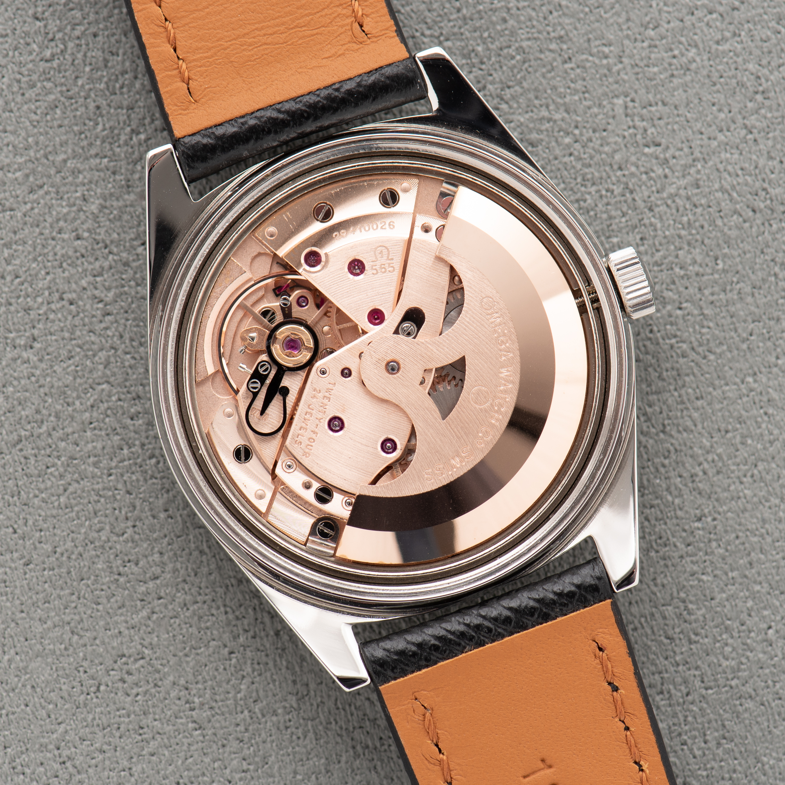 Zicht op Omega Automatic Genève Silver Dial/Steel Index réf 166.041 from 1969