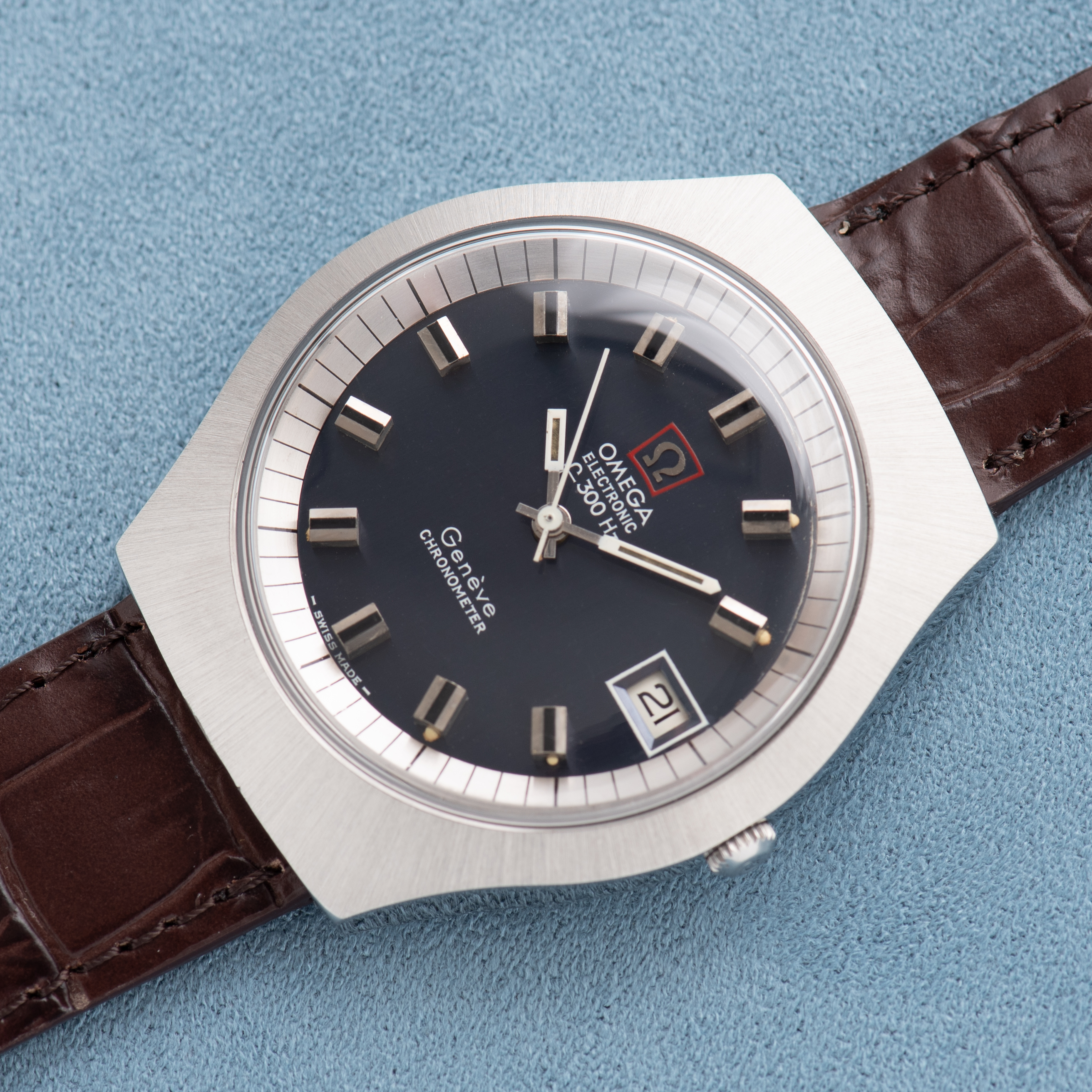 View of Omega Electronic F300 Hz Genève Chronometer Blue dial Réf 198.021