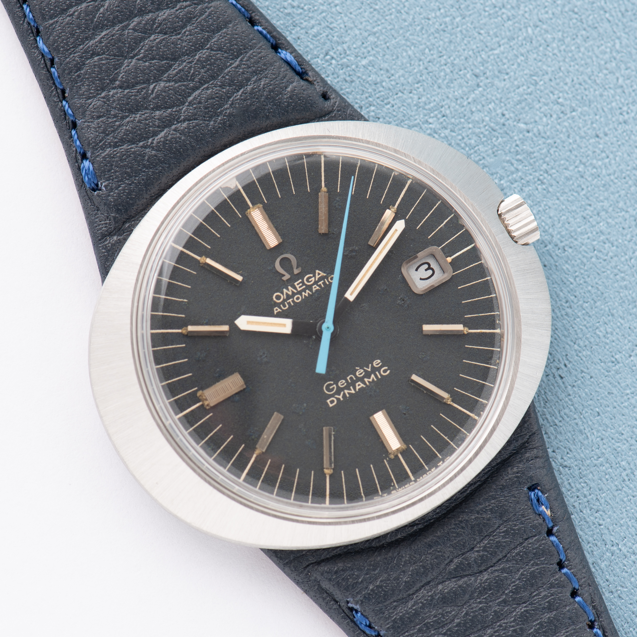 Zicht op Omega Geneva Dynamic Automatic Black Dial uit 1968 Ref 166.039