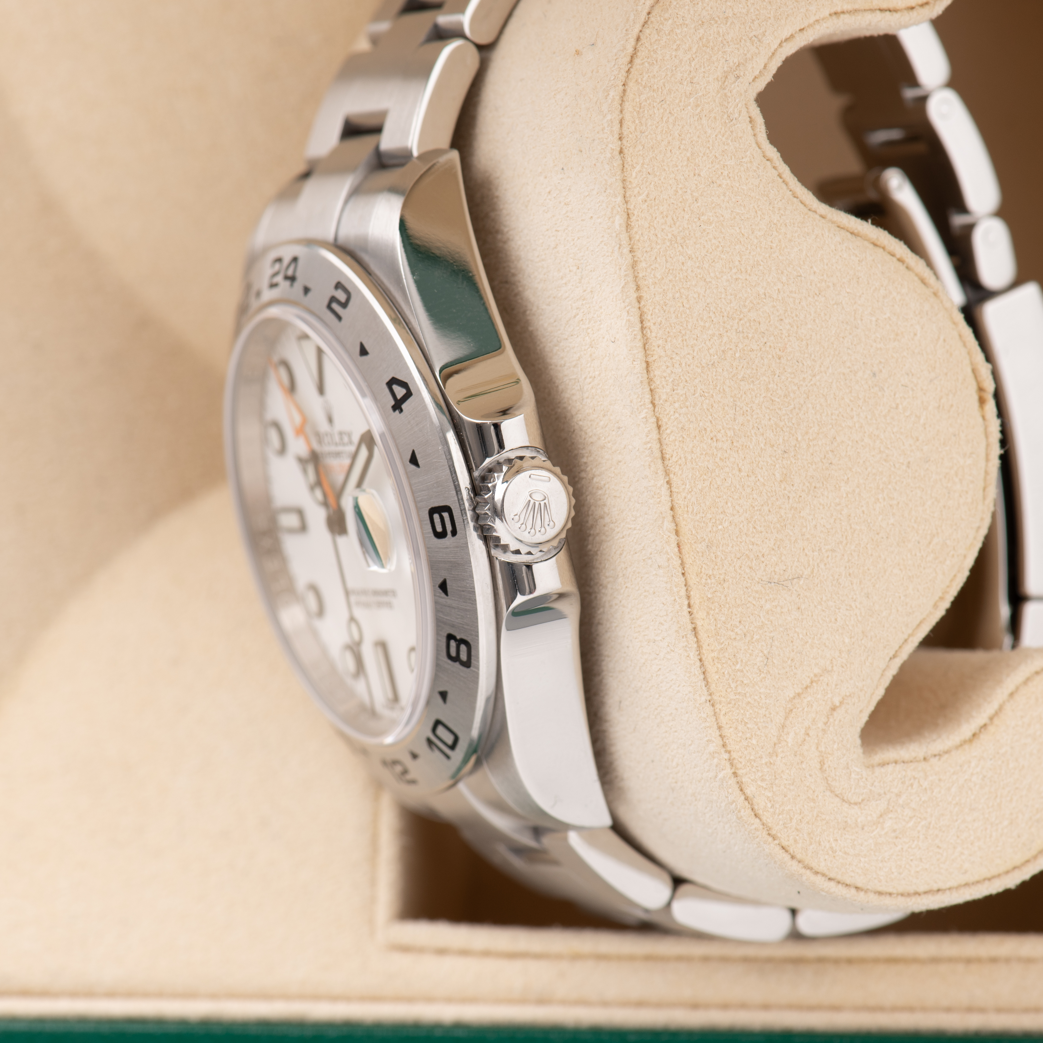 Zicht op Rolex Explorer II White dial réf 216570 from 2018 Full set