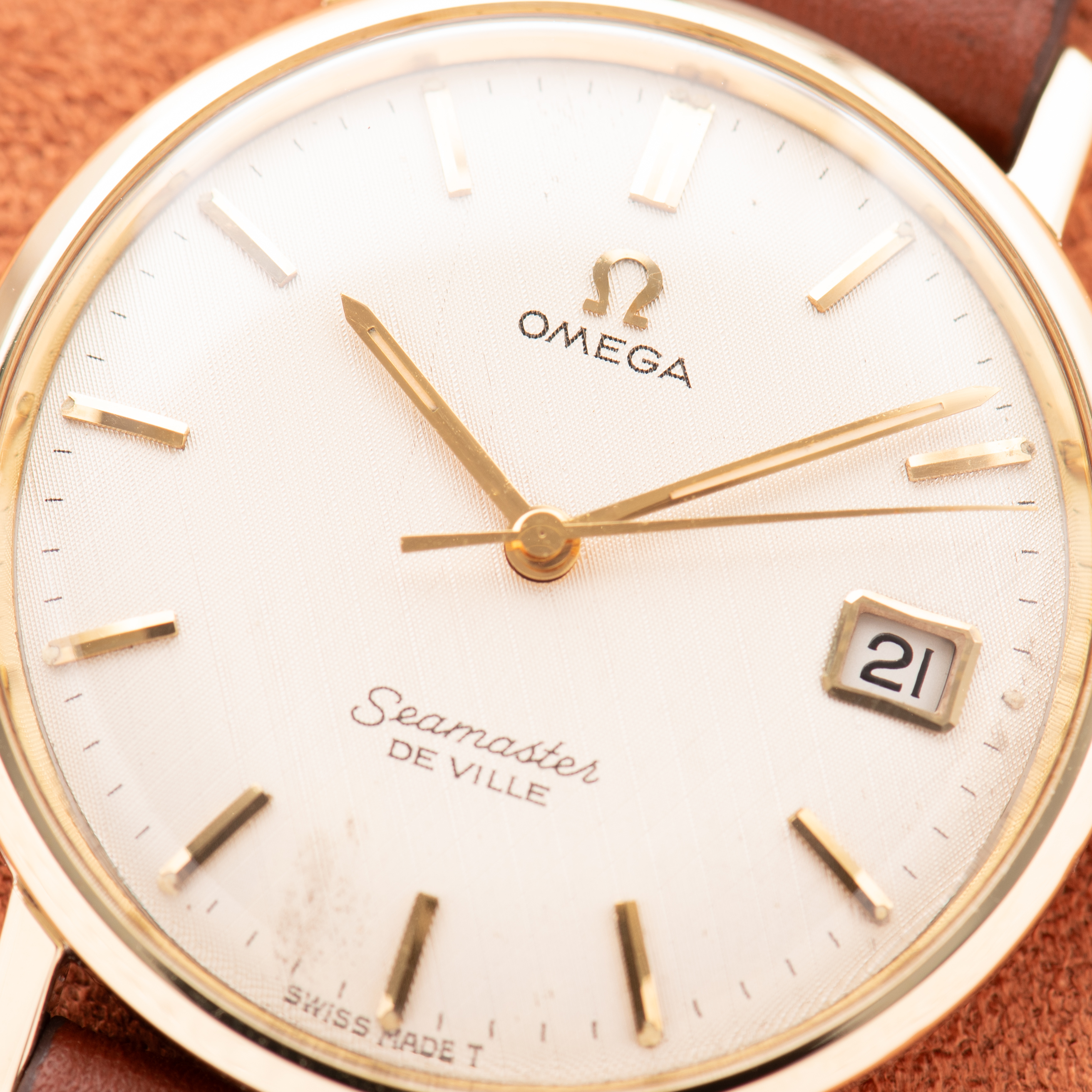 View of Omega Seamaster De Ville "Linen Dial" Crème Gold/Steel Réf 136.020 from 1964