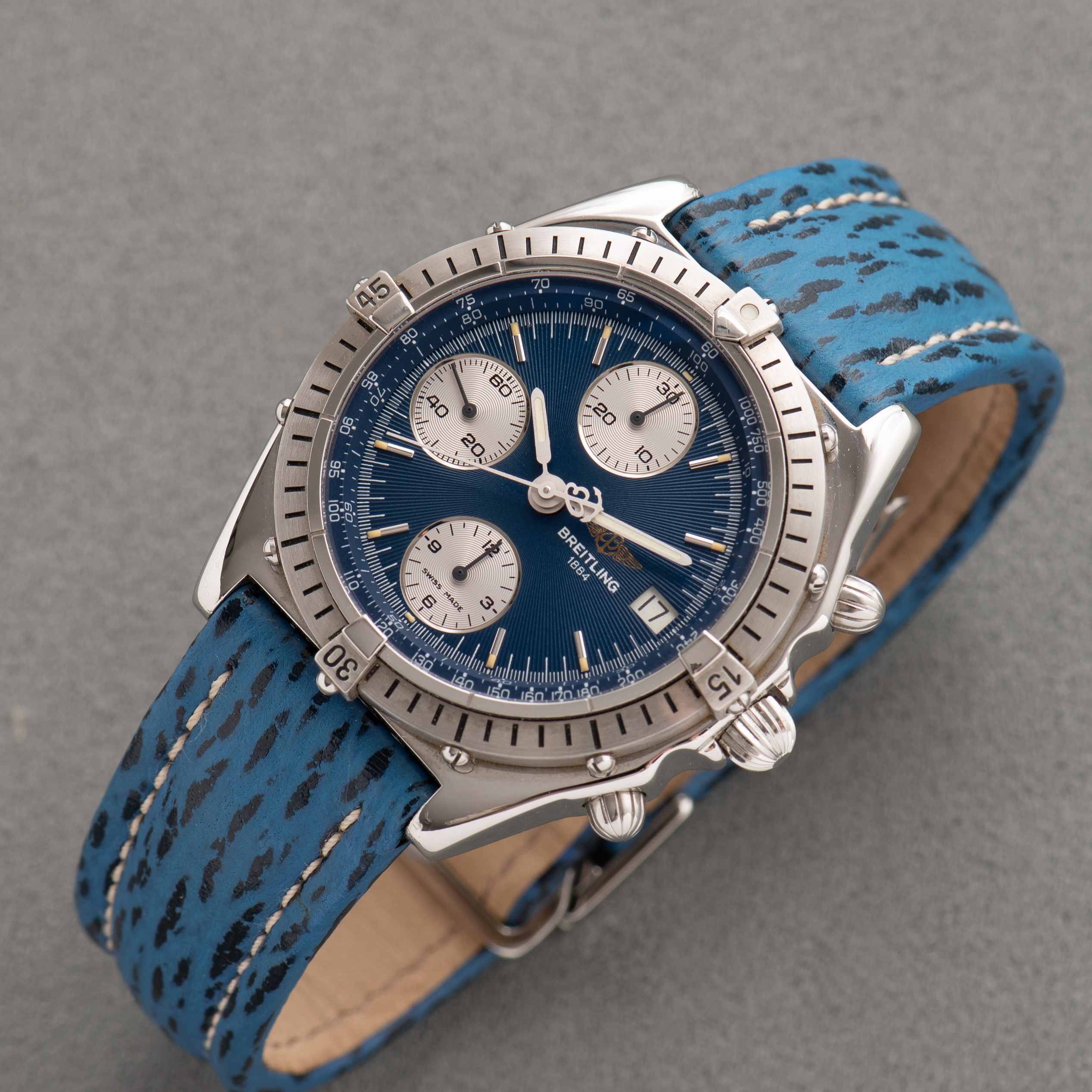 Vue de Breitling Chronomat 1884 Chronograph Blue dial Réf A13047 New Old Stock Full Set