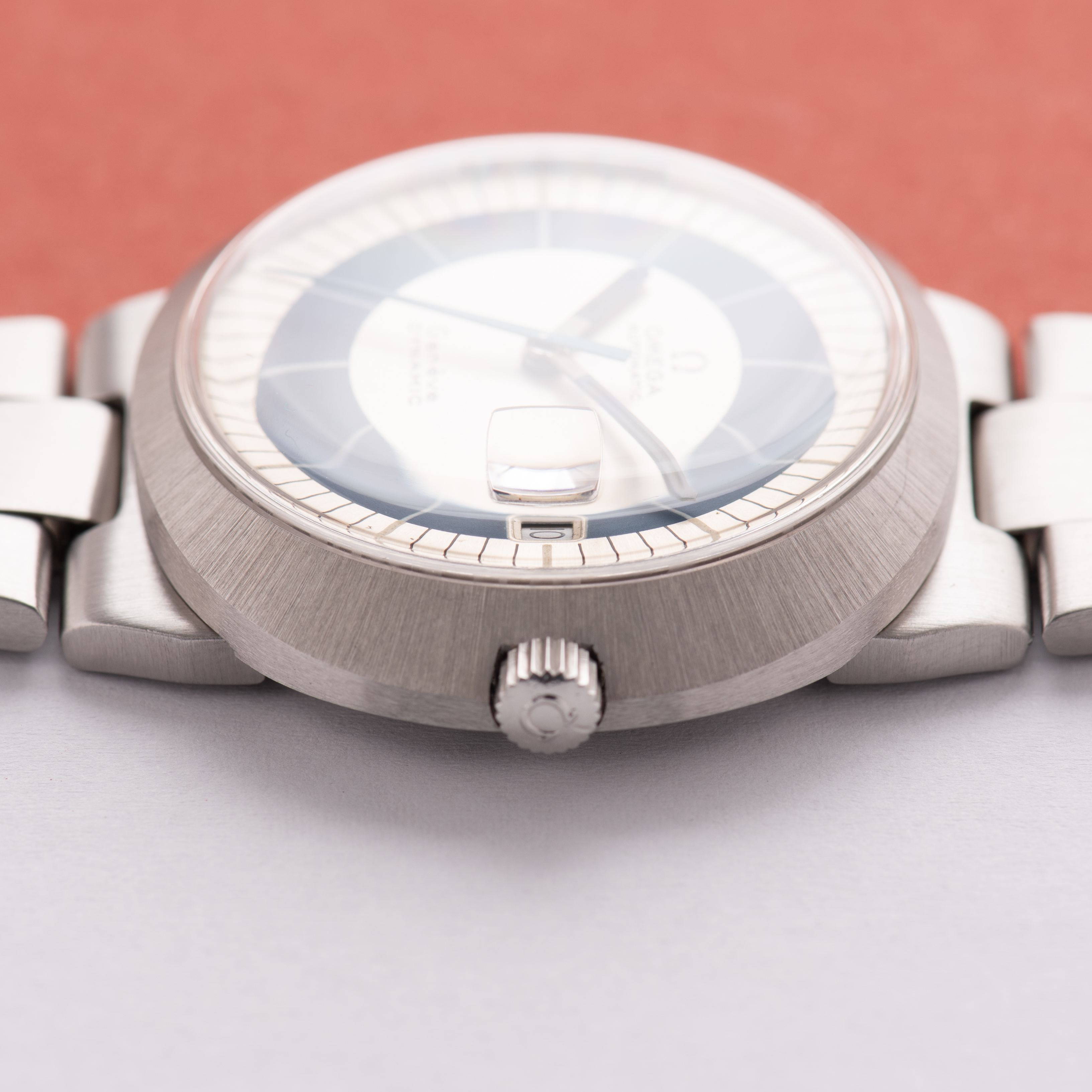 Zicht op Omega Genève Dynamic Automatic Blue Dial uit 1968 Ref 166.039