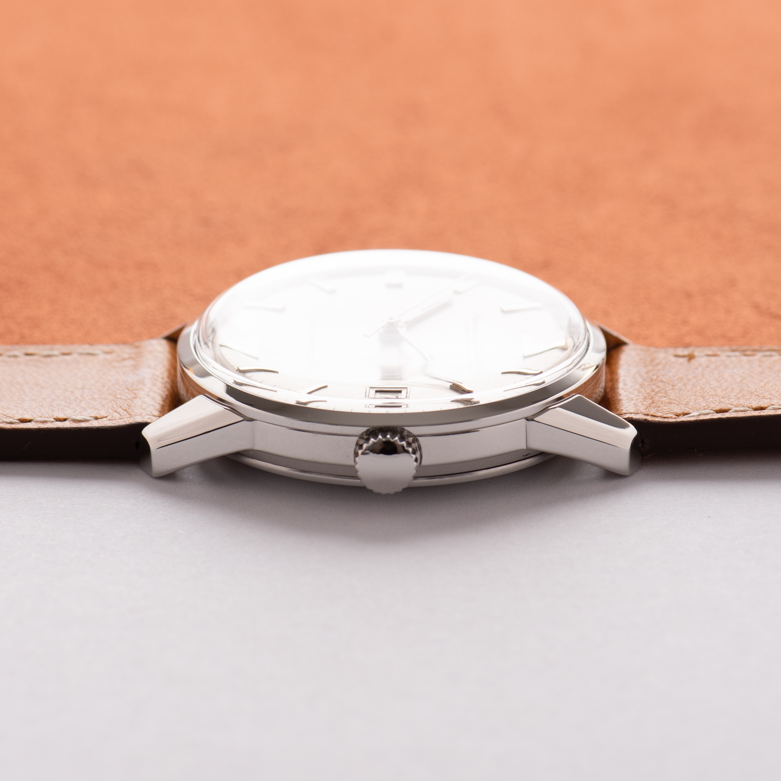 Vue de IWC International Watch Co Schaffhausen Automatic Silver Dial réf R810A