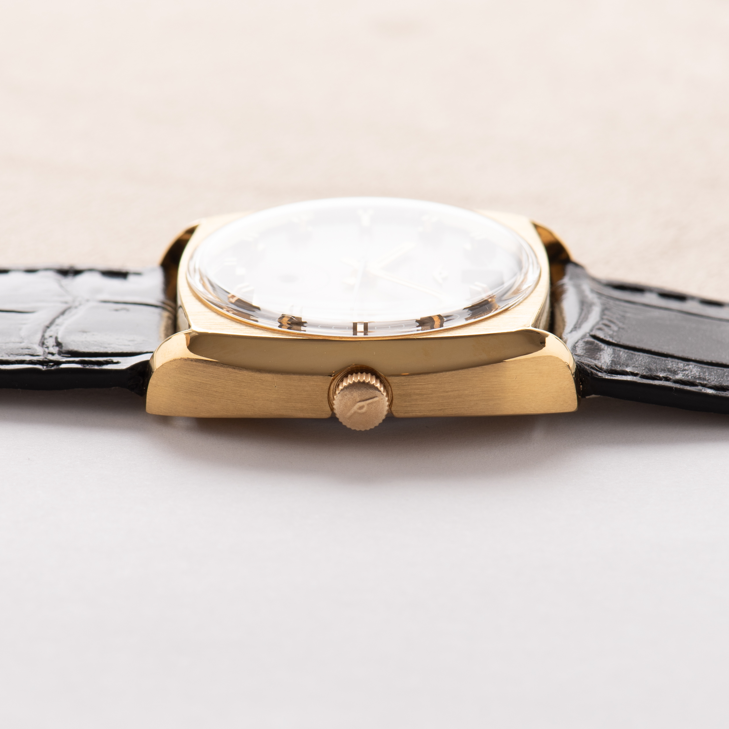 Zicht op Mondia Automatic Top Second GoldPlated from 1975
