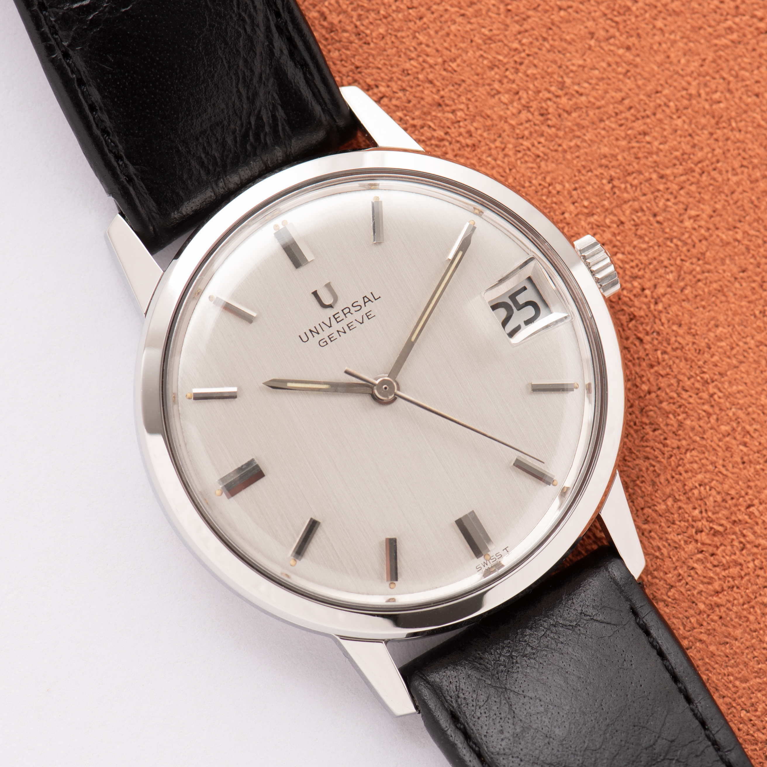 Vue de Universal Geneve Mécanique Date Silver Dial NOS réf 857100/02