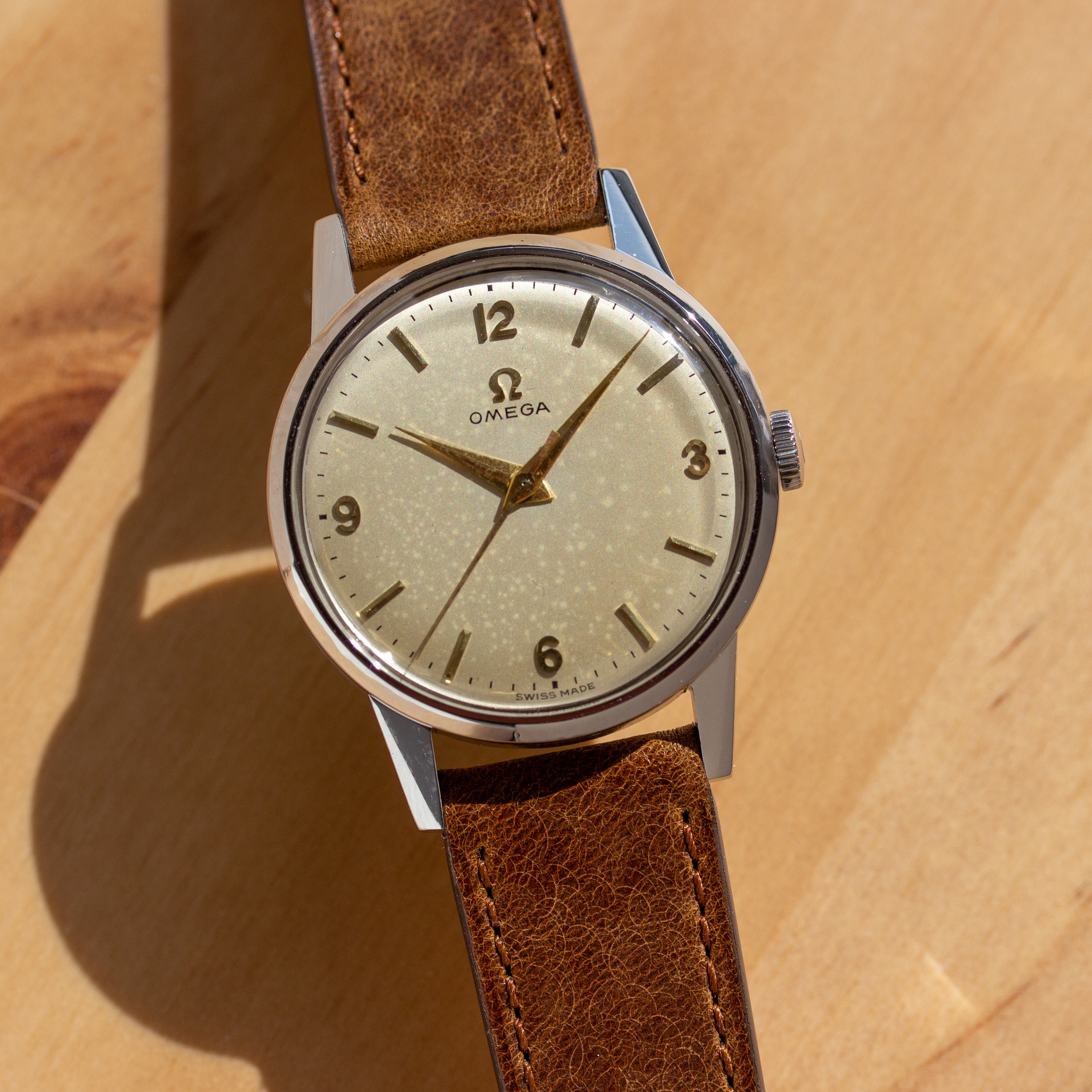 View of Omega mécanique réf 2496 7 cal 284