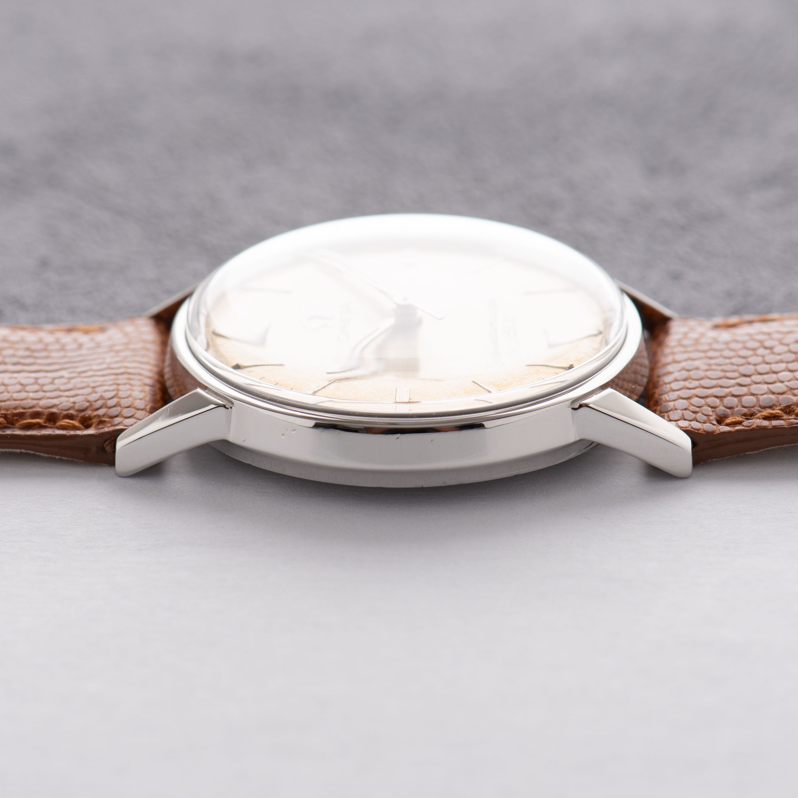 Vue de Omega Seamaster 600 Patina Dial cal 601 réf 135.012 from 1964