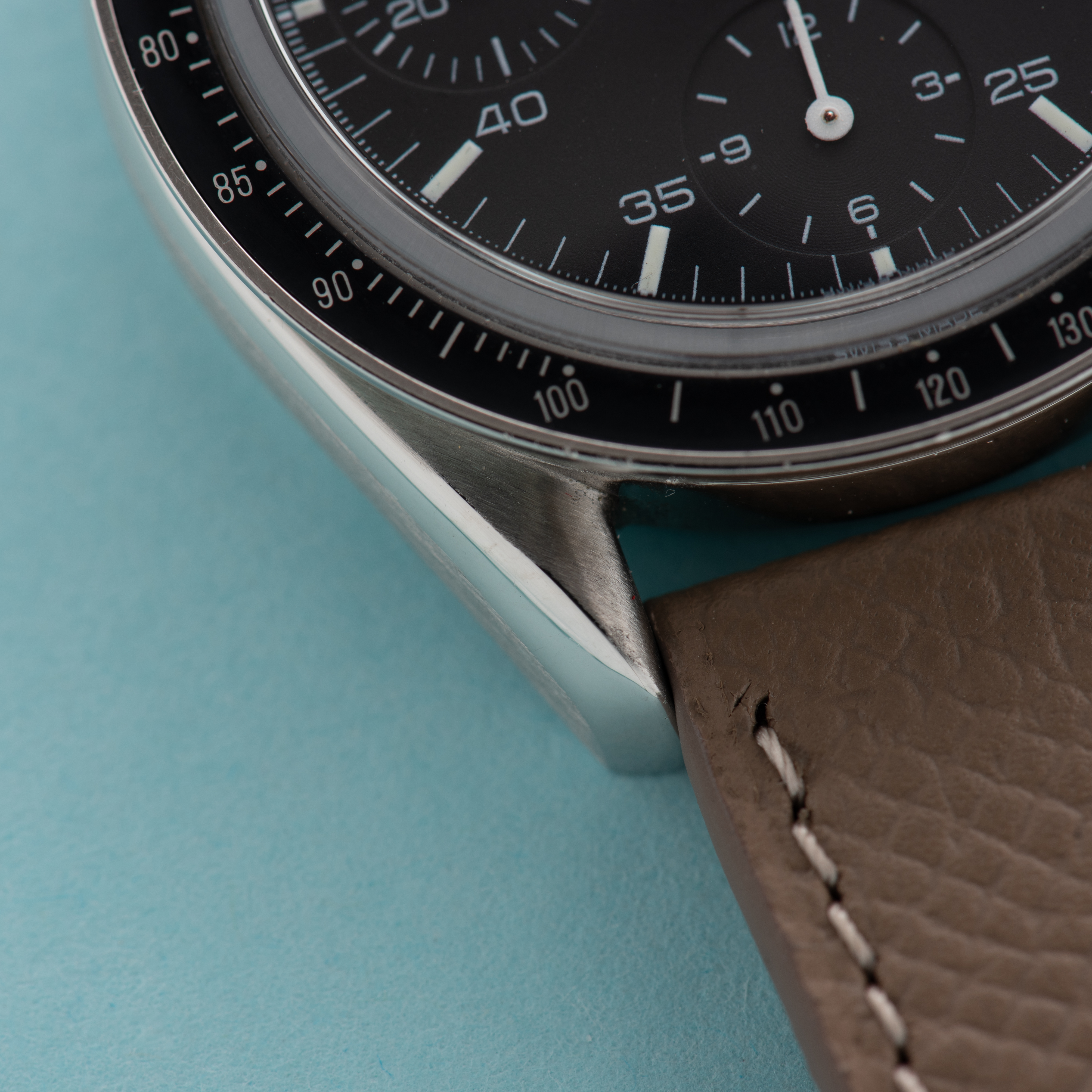Vue de Oméga Speedmaster Reduced Automatic réf 3539.50.00