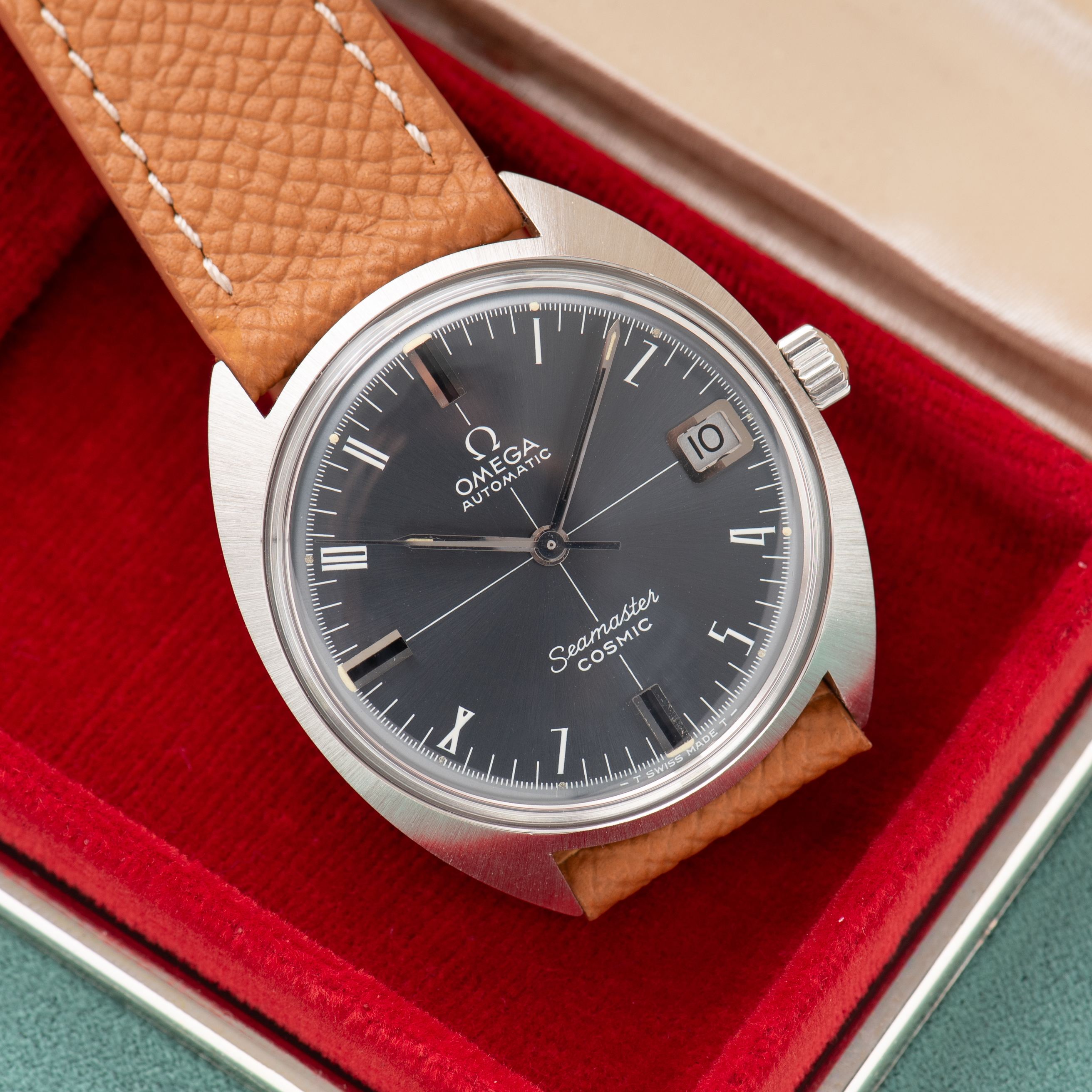 View of Omega Automatic Seamaster Cosmic "Crosshair" Grey Dial Date Réf 166.023