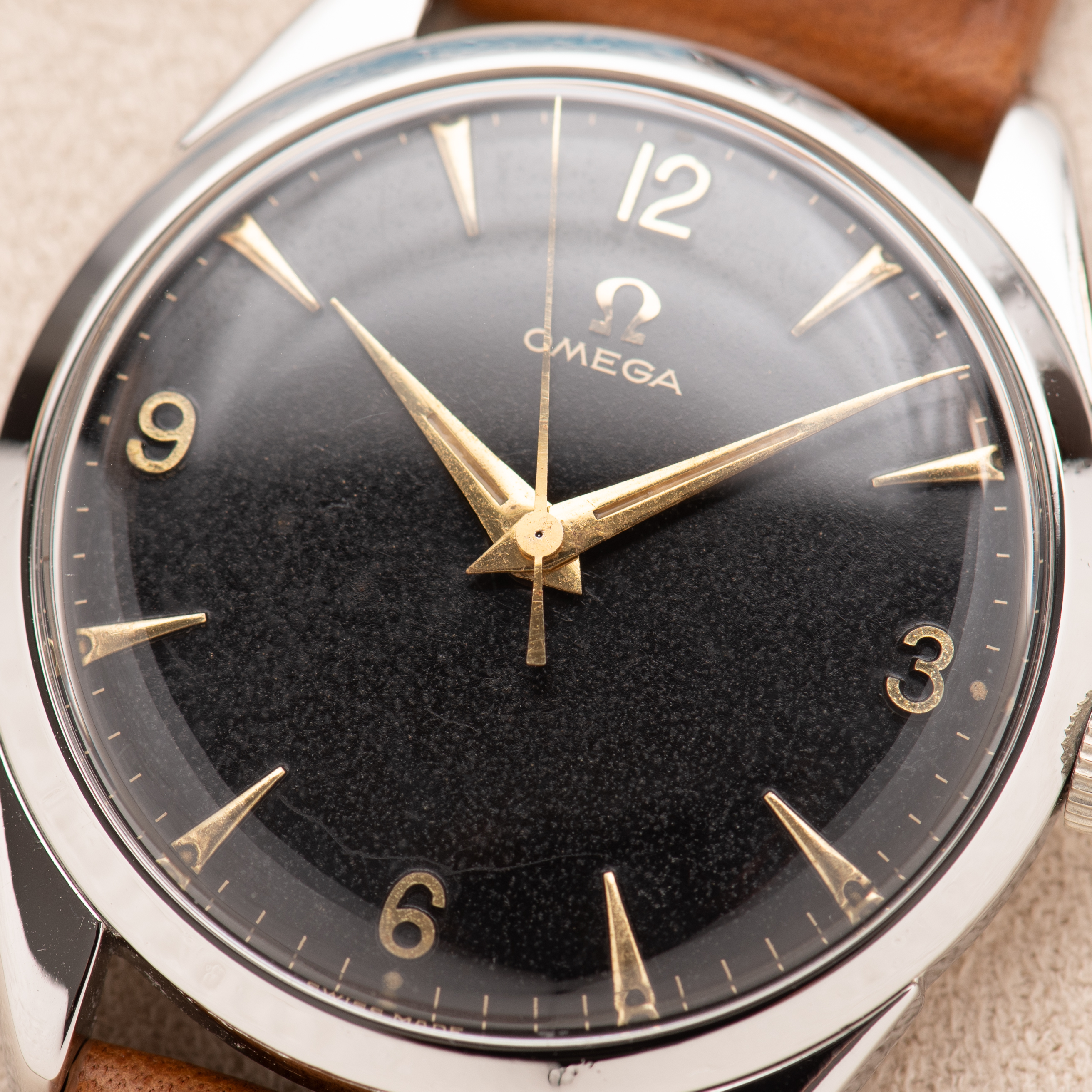 Zicht op Omega Second Center Patina Black Dial ref 2910-2 SC uit 1956