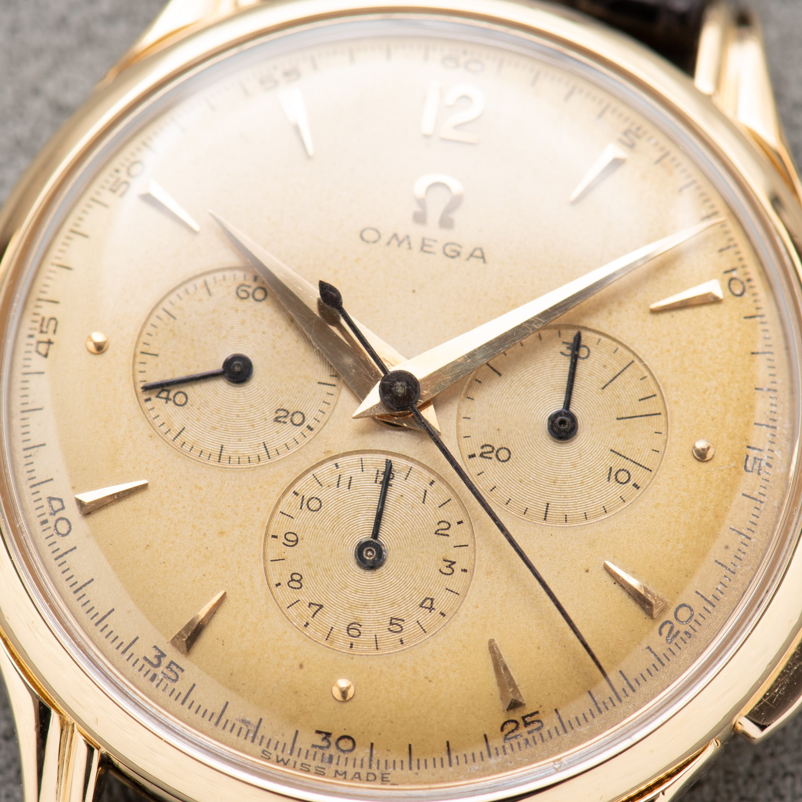 Vue de Omega Chronographe Jumbo Gold 18k Réf 2468 Cal 321 from 1952