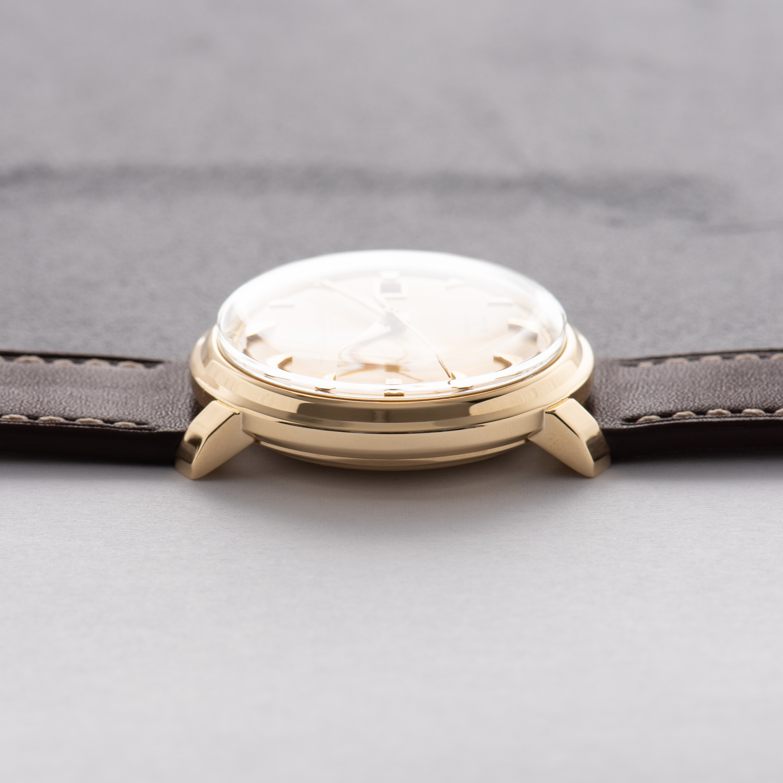 Vue de IWC International Watch Co Schaffhausen Automatic De Luxe Date cal 8531 Gold 18k