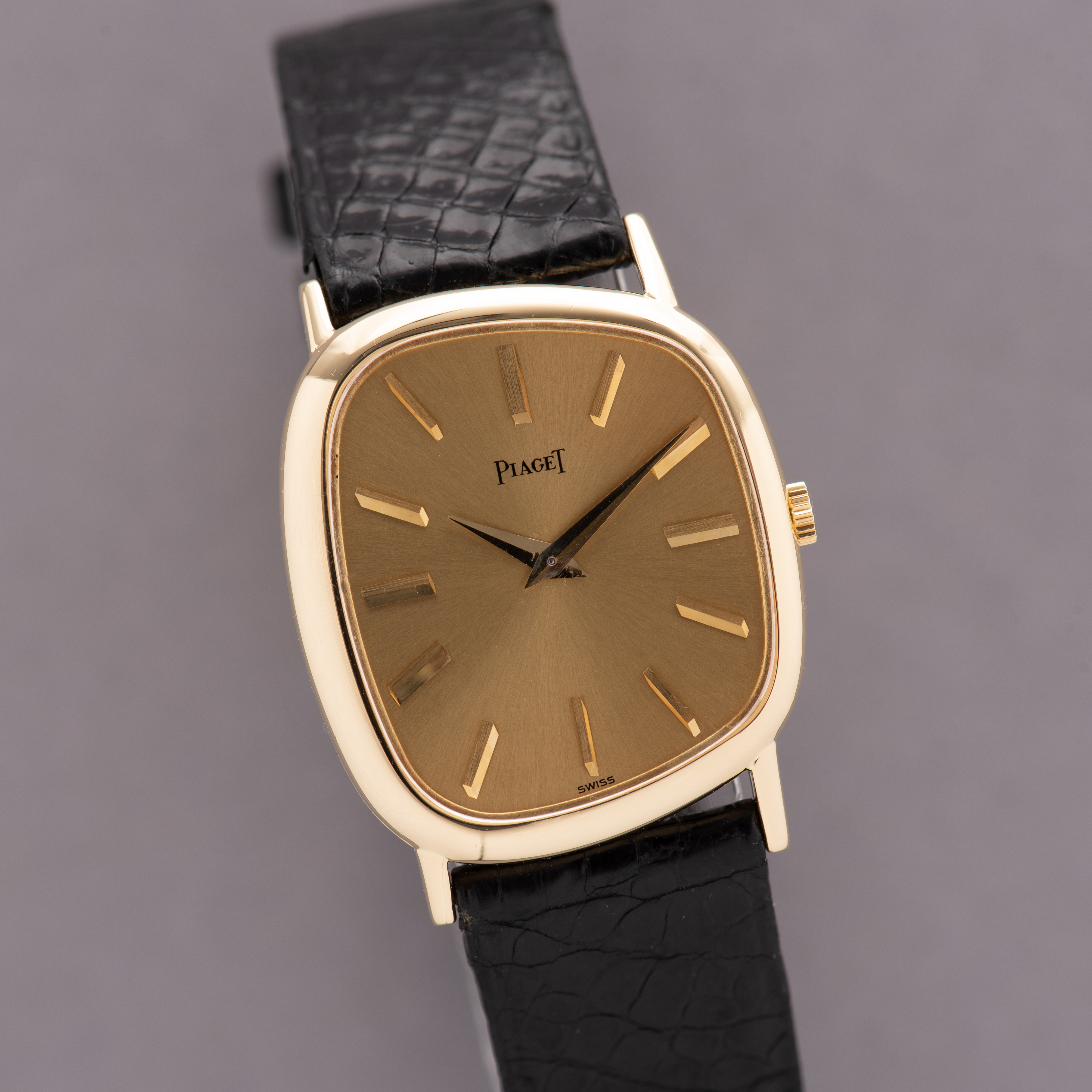 Vue de Piaget "asymétrique" gold 18K réf 9467 cal 9P