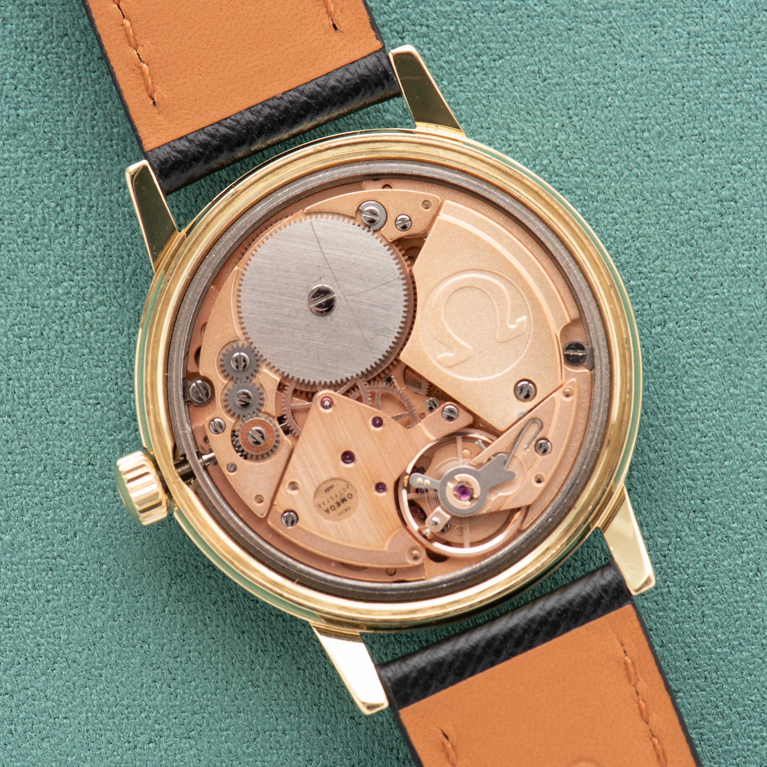 Zicht op Omega Genève Gouden wijzerplaat Ref 136.0099 uit 1972