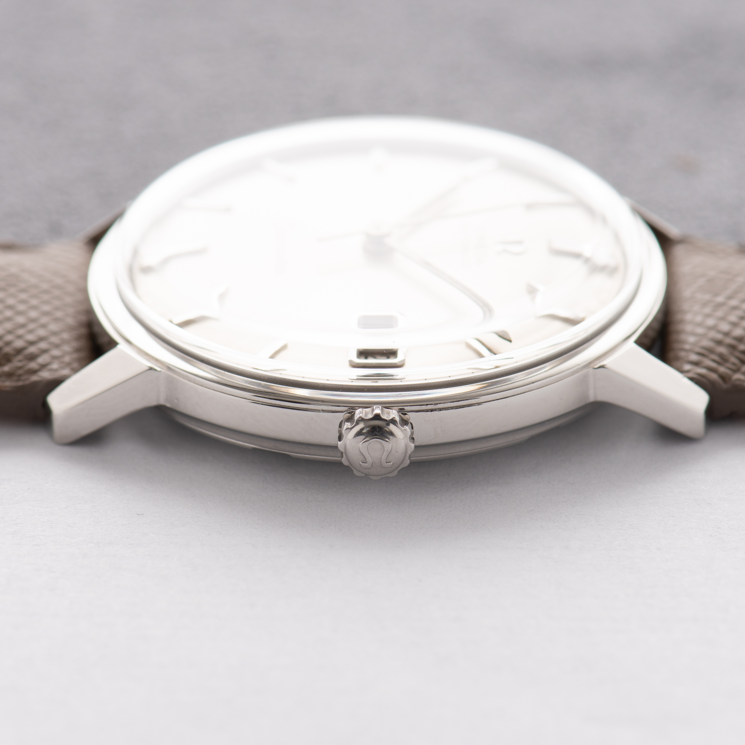 Zicht op Omega Seamaster Automatic Date Silver Dial Réf 166.002 from 1965