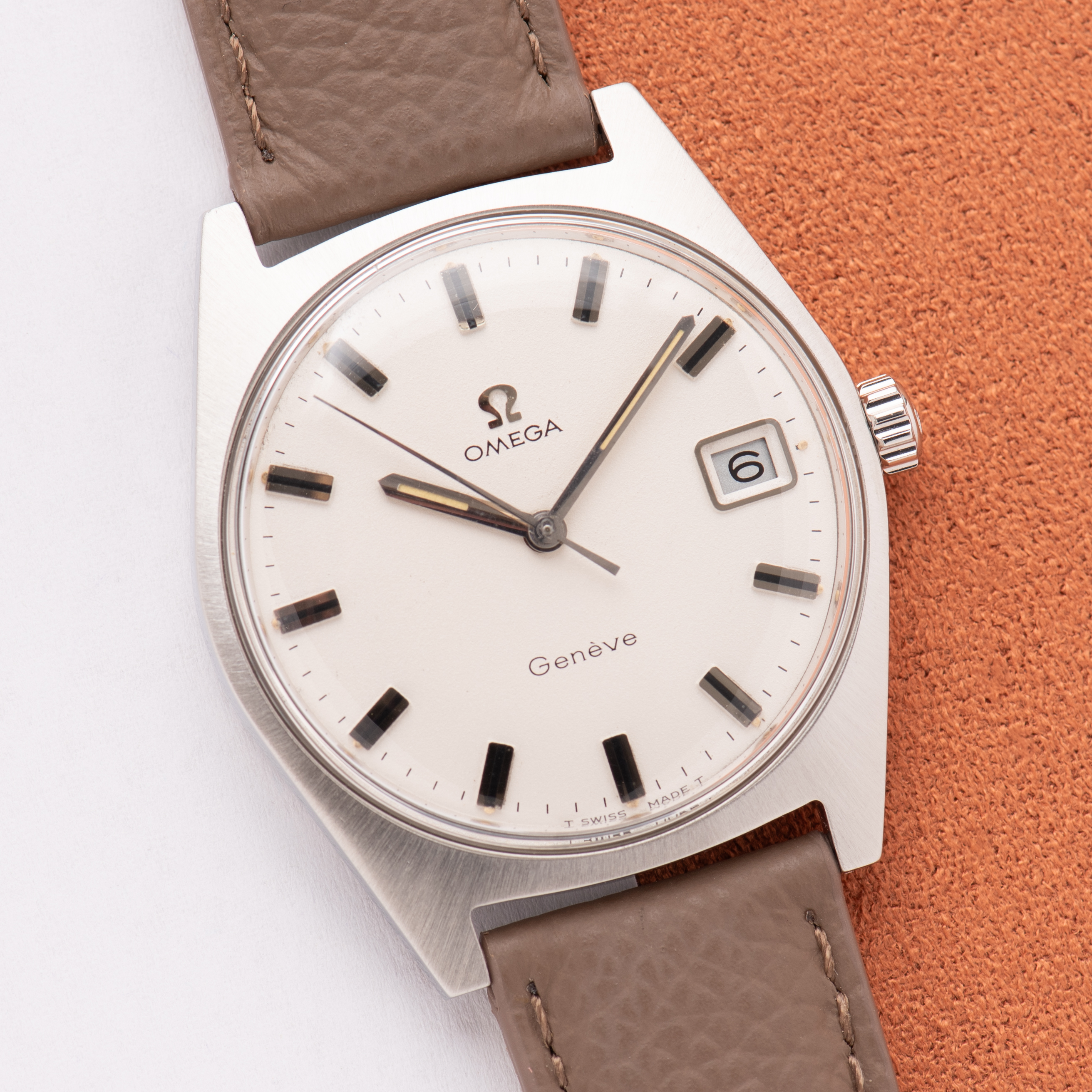 View of Omega Genève Creme Dial mécanique réf 136.041 from 1968