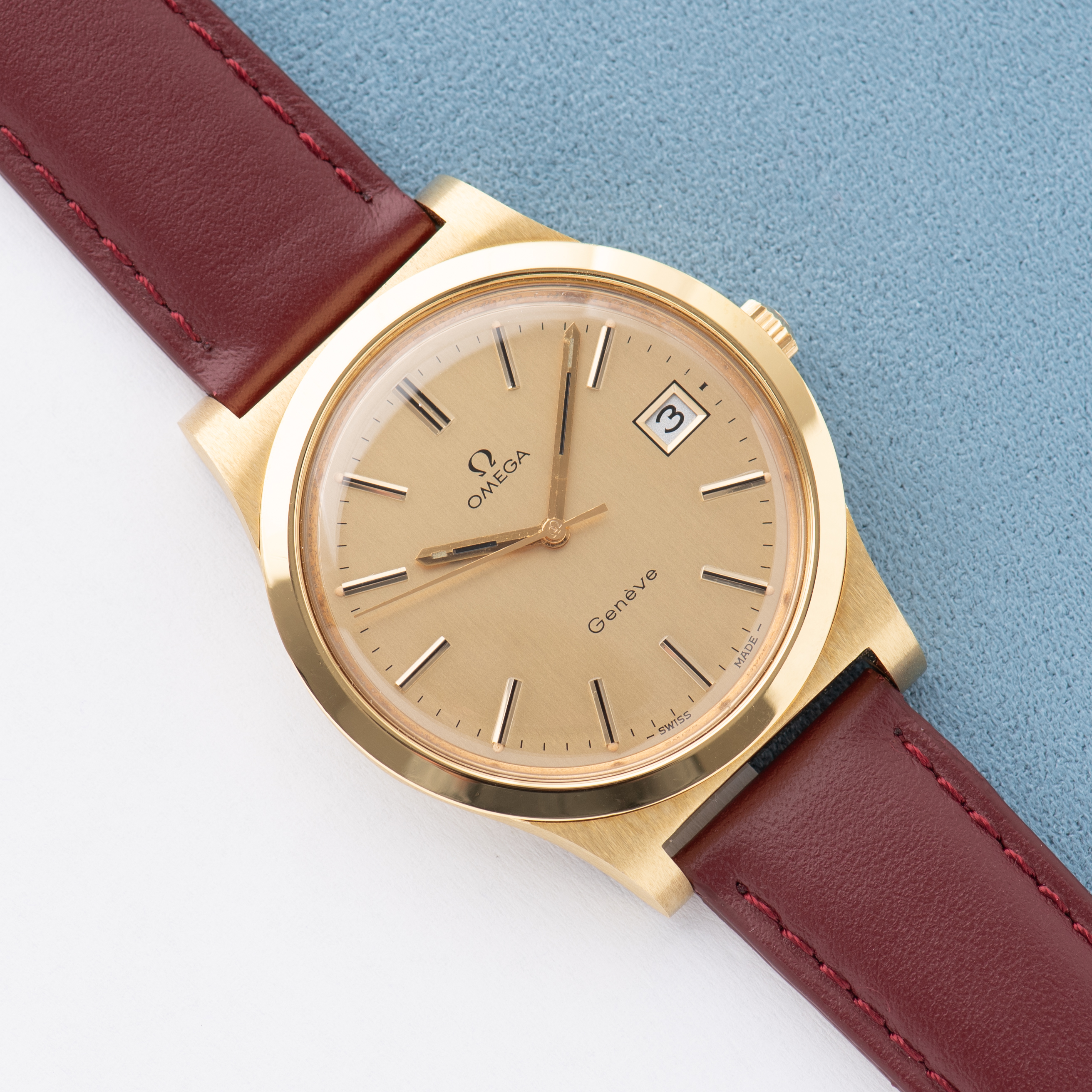 View of Omega Genève Mécanique Gold dial Réf 136.0102 from 1974