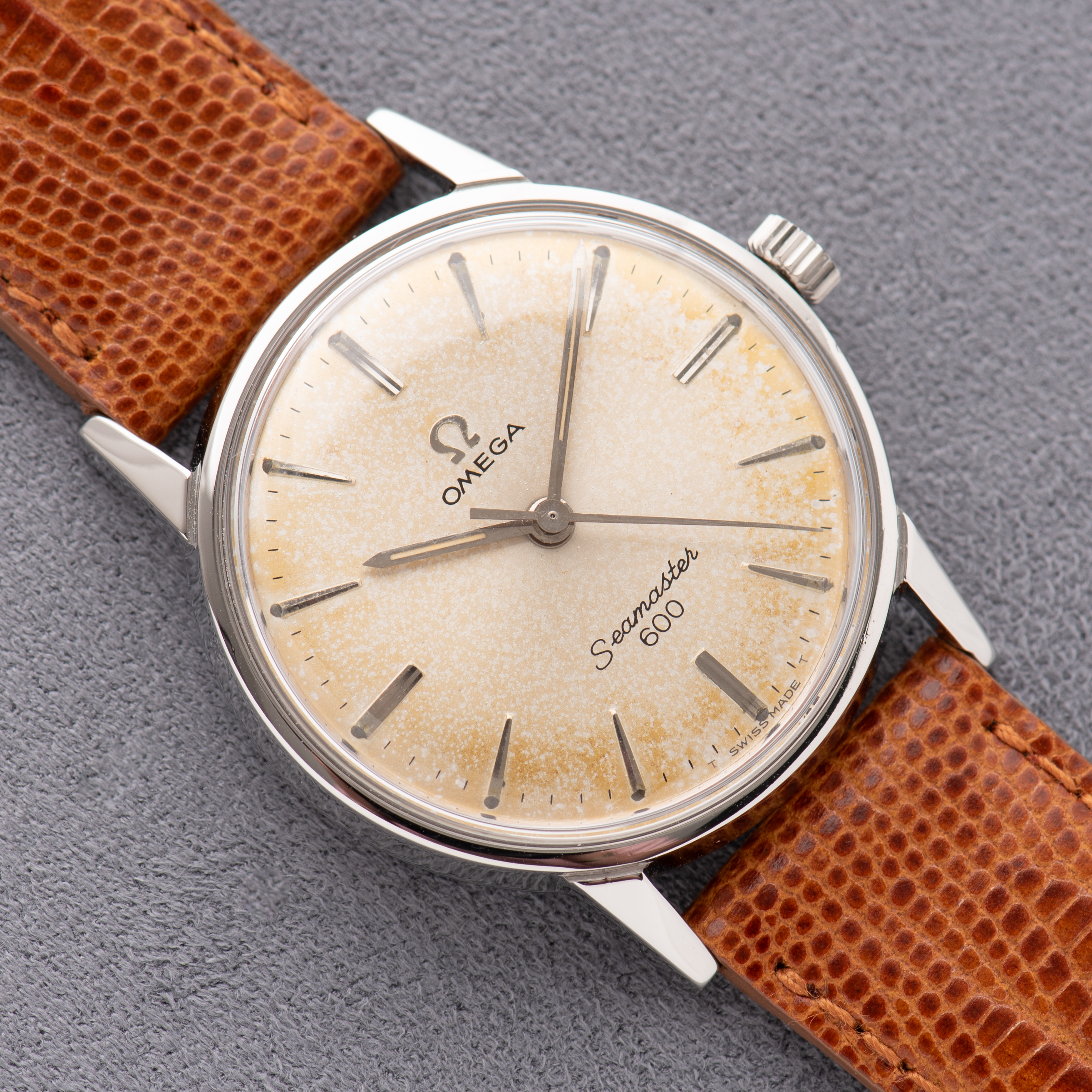 Vue de Omega Seamaster 600 Patina Dial cal 601 réf 135.012 from 1964