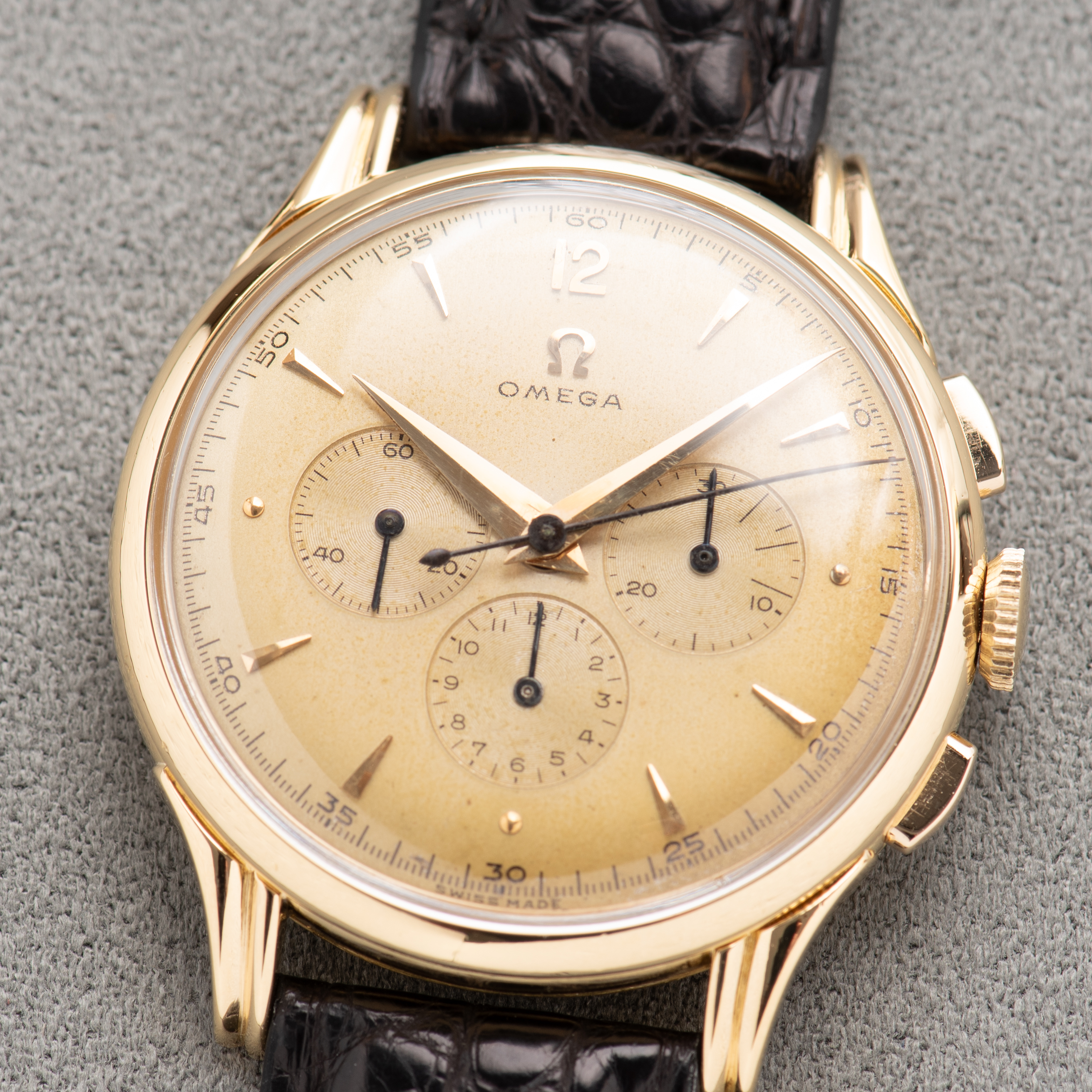 Vue de Omega Chronographe Jumbo Gold 18k Réf 2468 Cal 321 from 1952