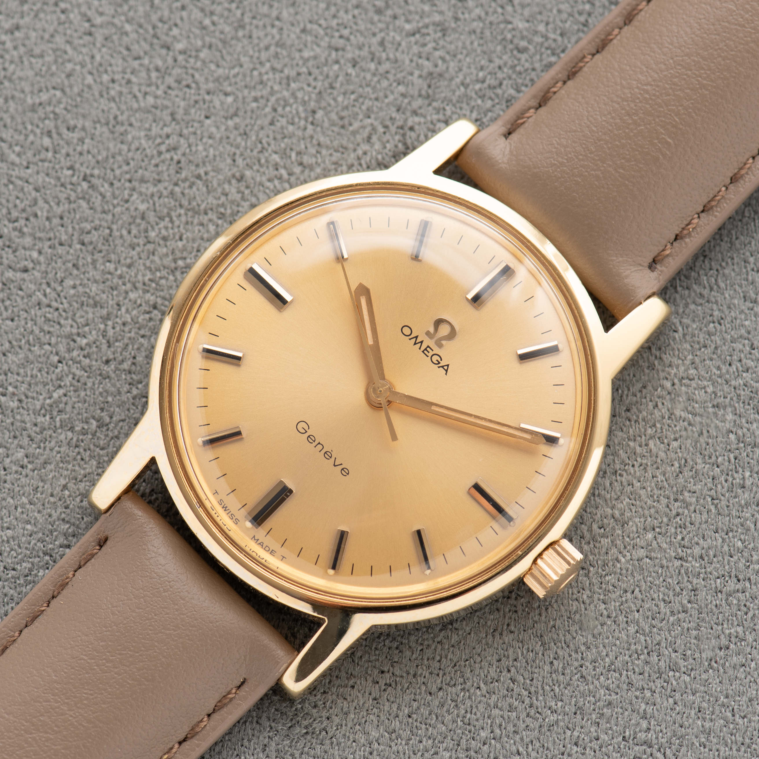 Zicht op Omega Genève Gouden wijzerplaat Ref 135.070 vanaf 1969