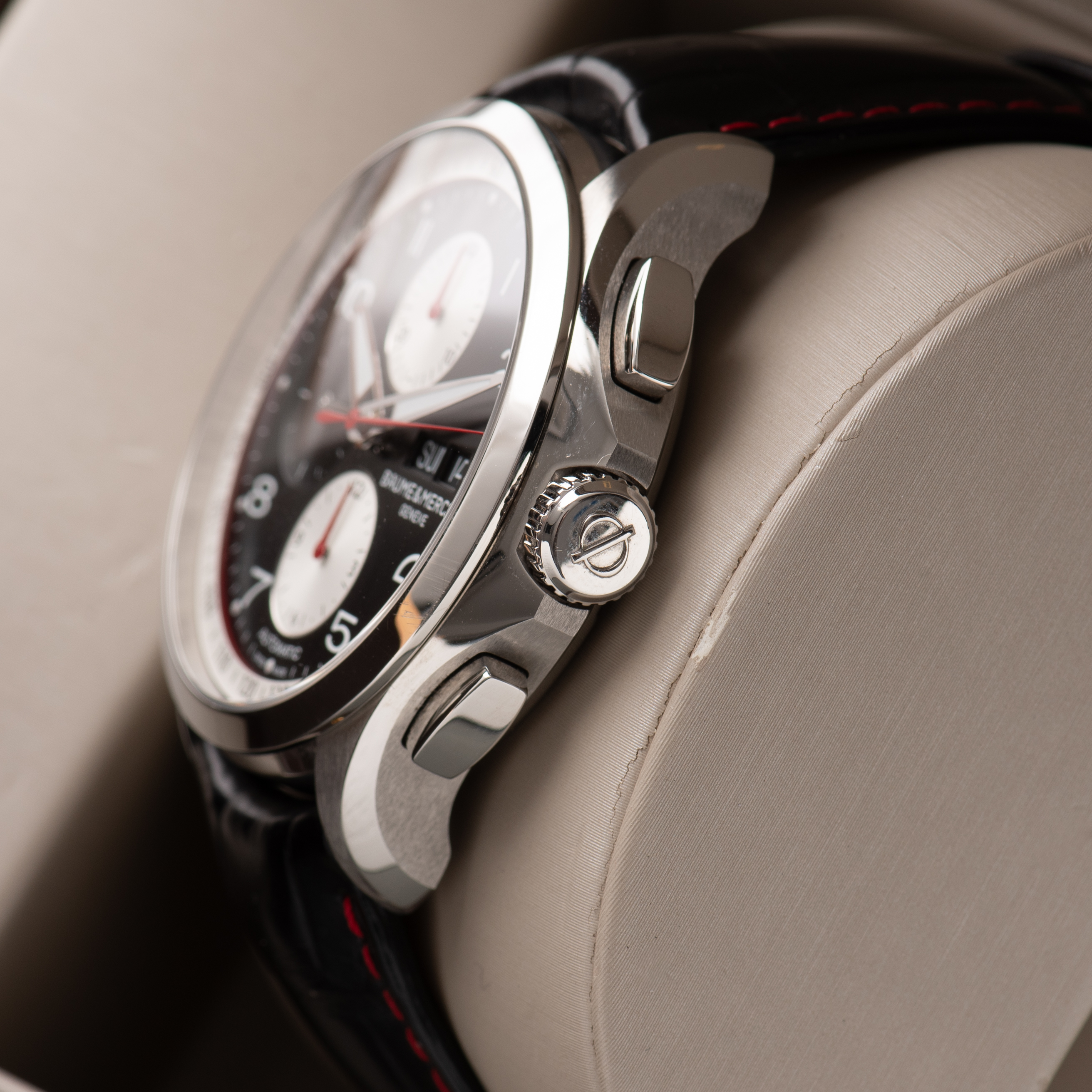 Zicht op Baume & Mercier Genève Clifton Racing Club Chronographe réf M0A10372 Full Set