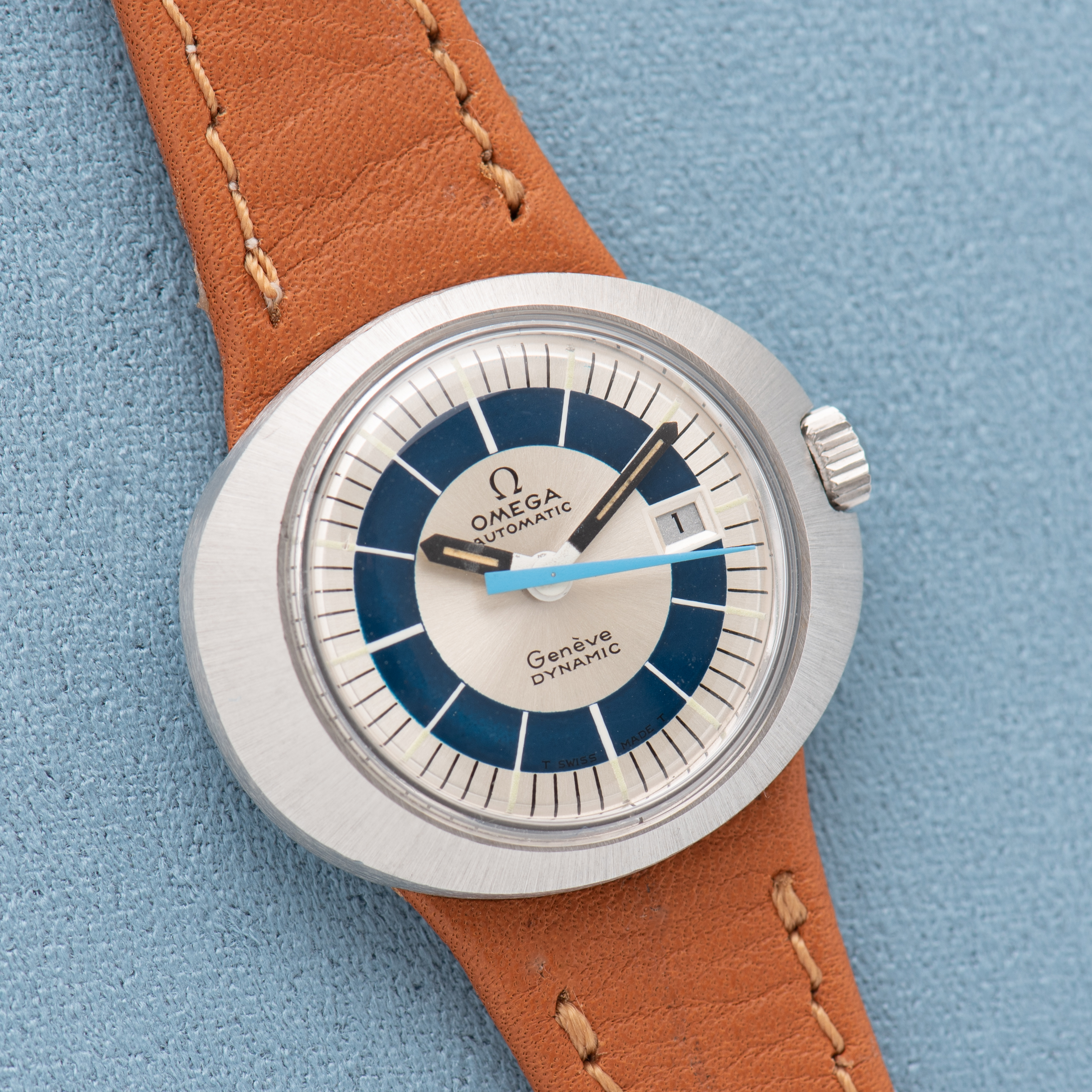 View of Omega Automatic Genève Dynamic Date White/blue dial Réf 566.015 from 1973