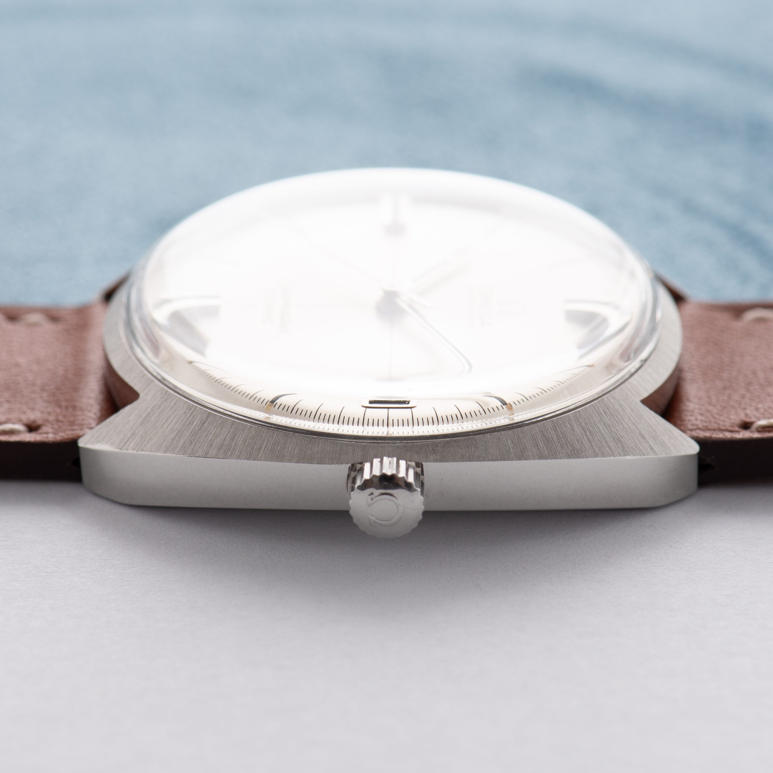 Zicht op Omega Automatic Seamaster Cosmic "Crosshair" Silver Dial ref 166.026 cal 565
