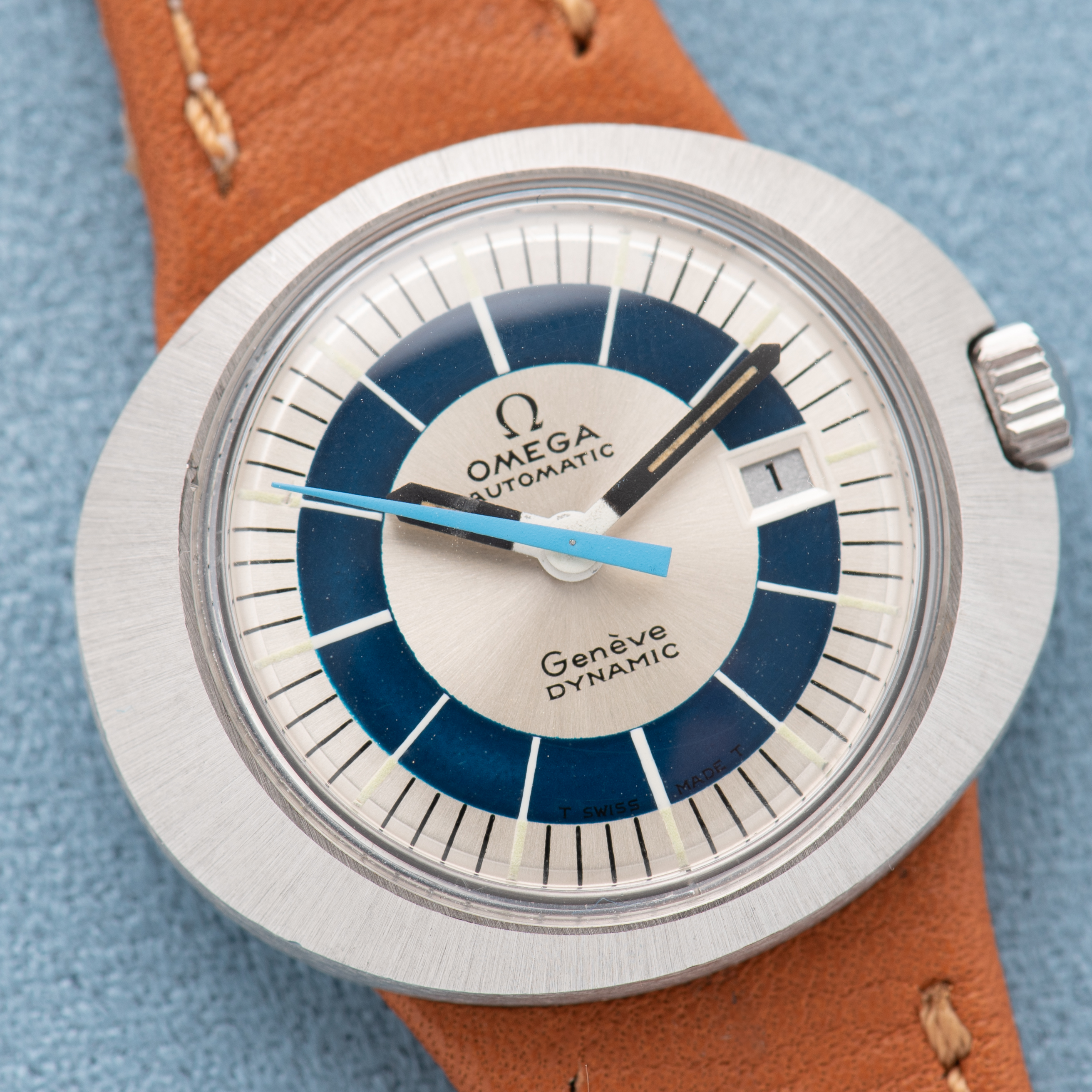 View of Omega Automatic Genève Dynamic Date White/blue dial Réf 566.015 from 1973