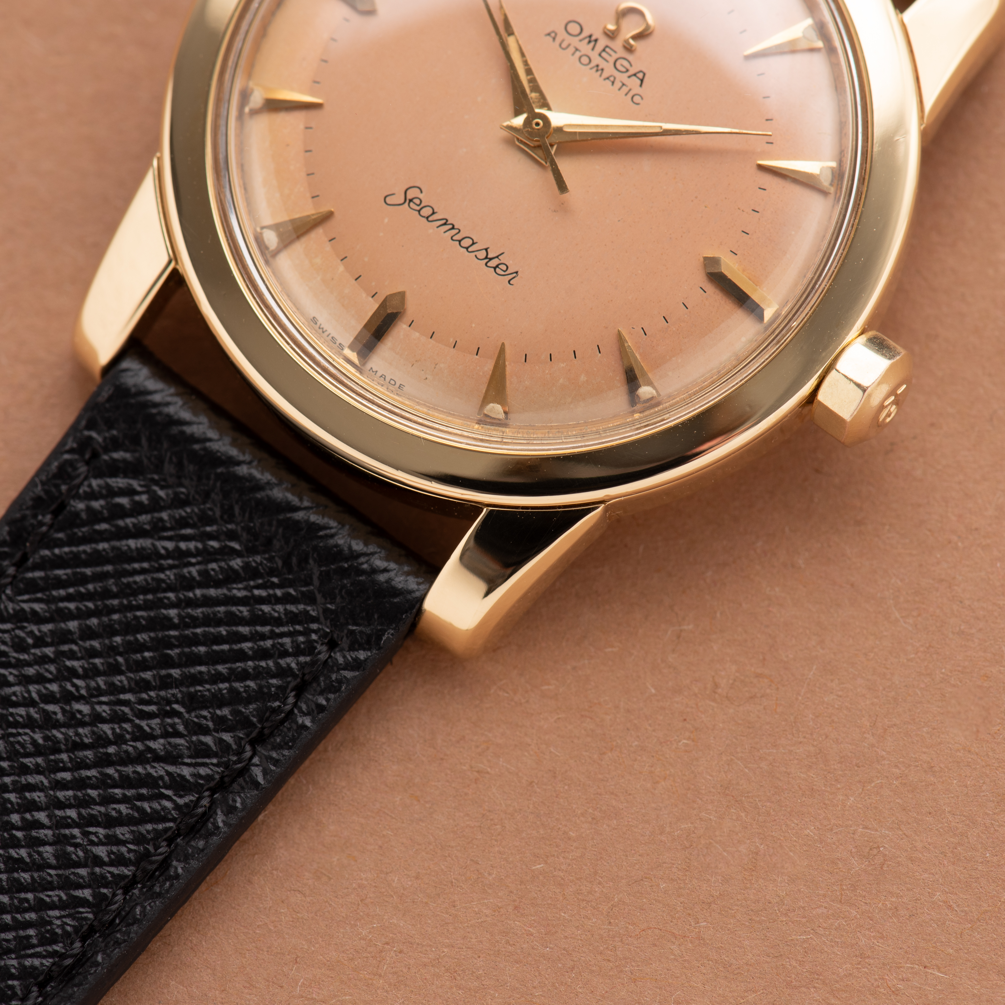 View of Omega Seamaster Automatic Bumper Beefy Lugs Gold 18K from 1952 Réf 2577-2520