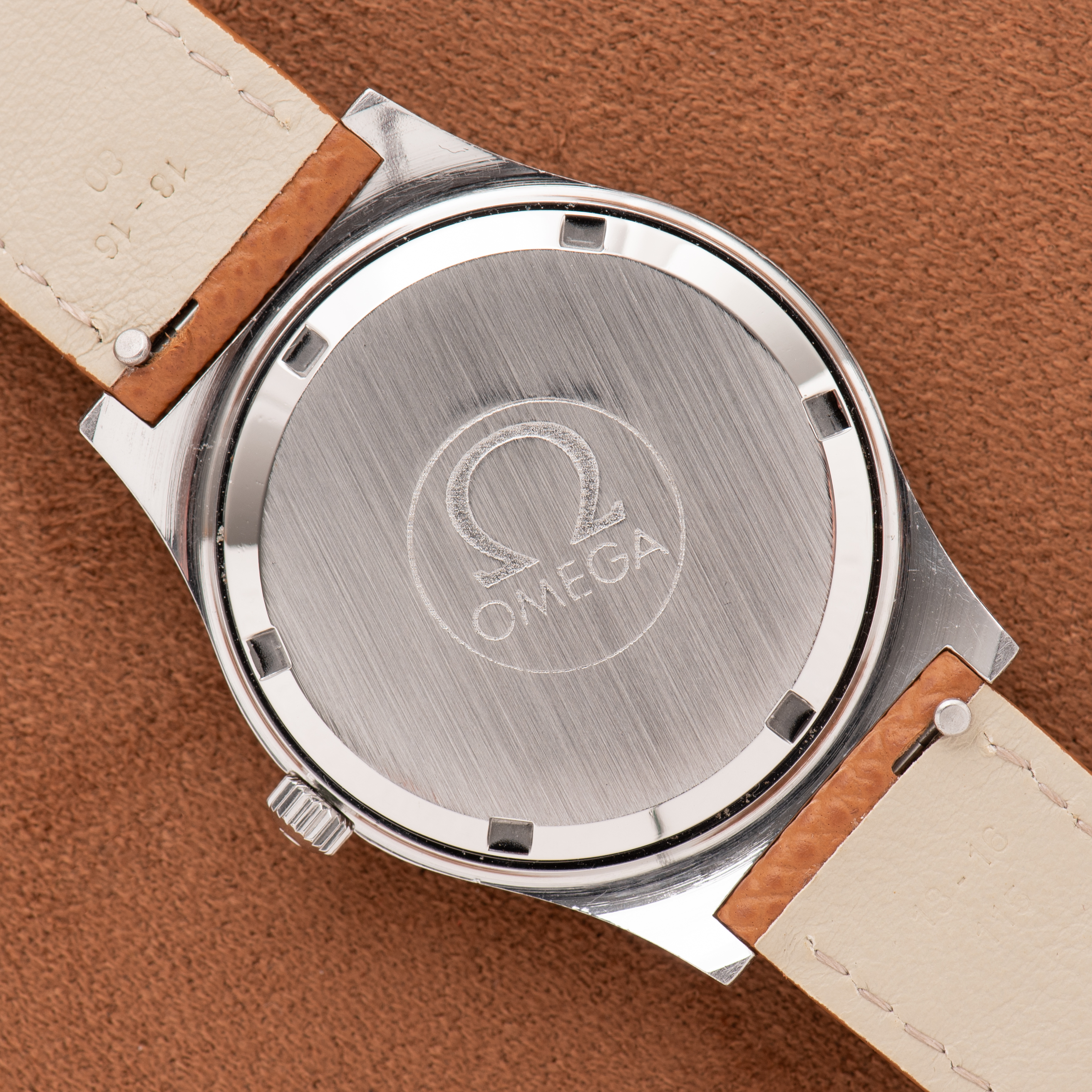 Zicht op Omega Geneva Mechanical Date Breguet Dial Ref 136.002 vanaf 1975