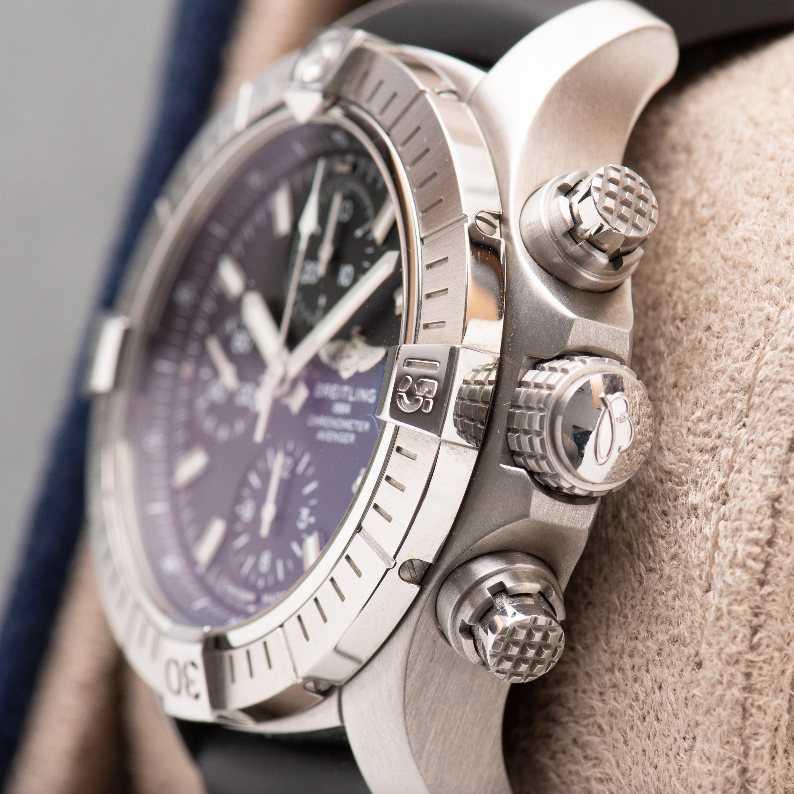 Zicht op Breitling Avenger Chronograph 43mm ref A13385 Volledige Set van 2024