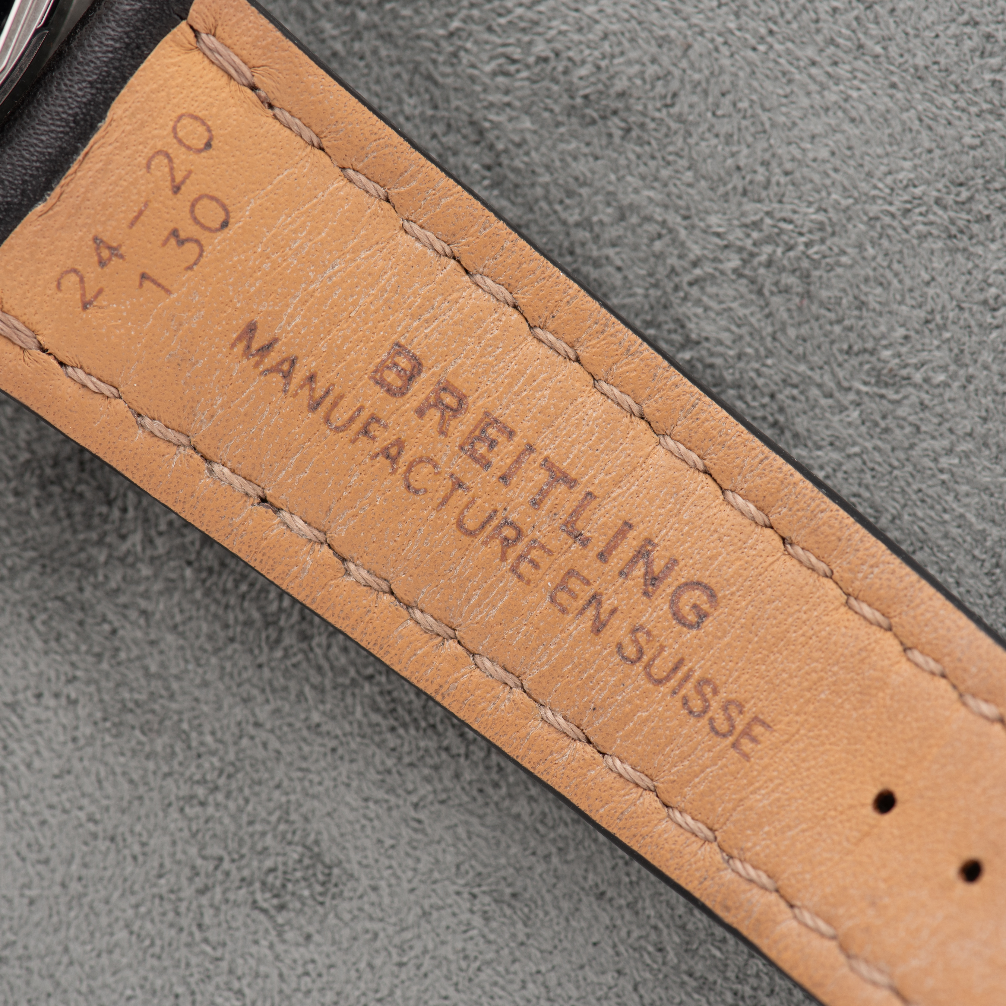 Vue de Breitling Chronometer Navitimer 1 B01 Chronograph réf AB0127211B1X2 Full set