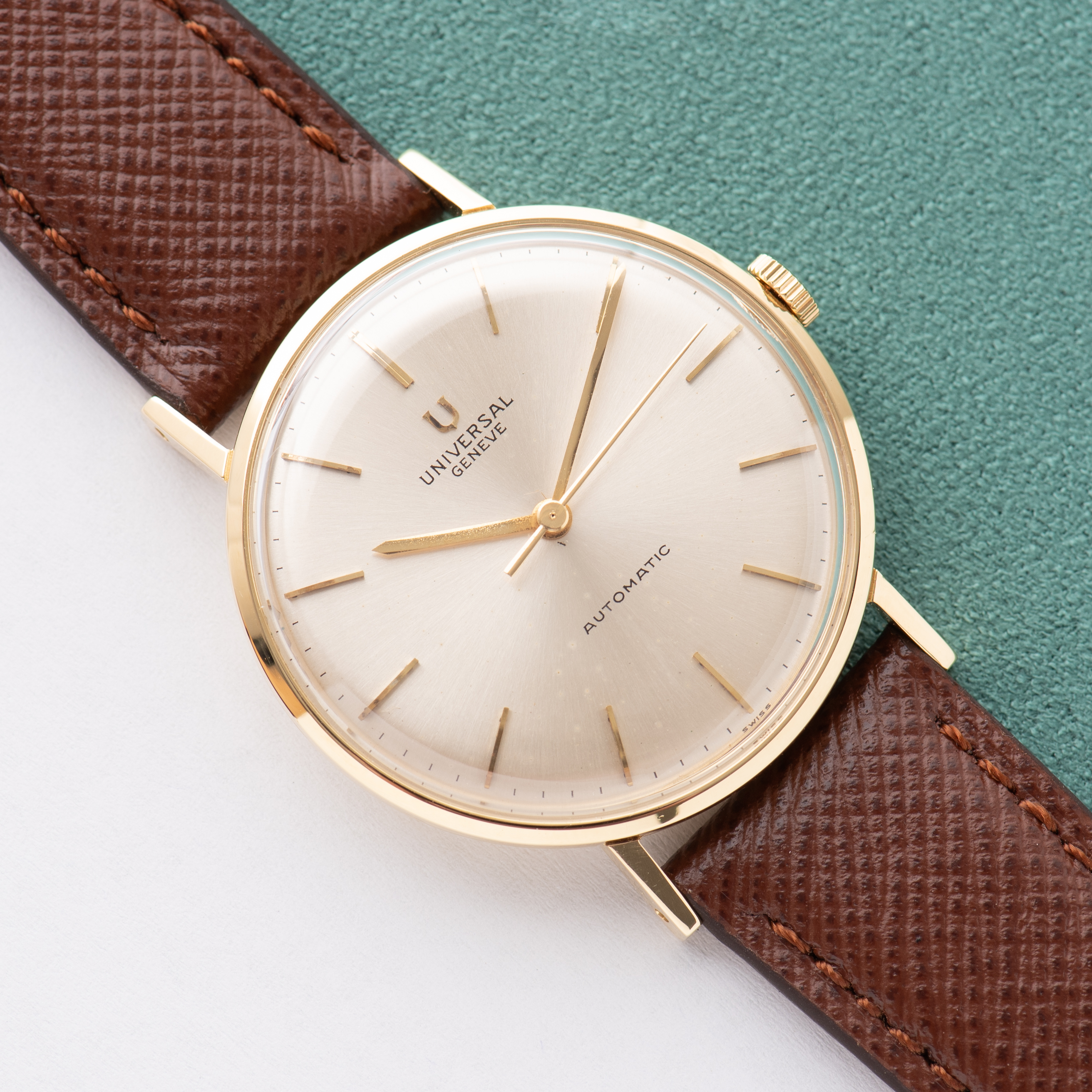 View of Universal Genève Automatic Micro-rotor cal 218-9 Gold 18K