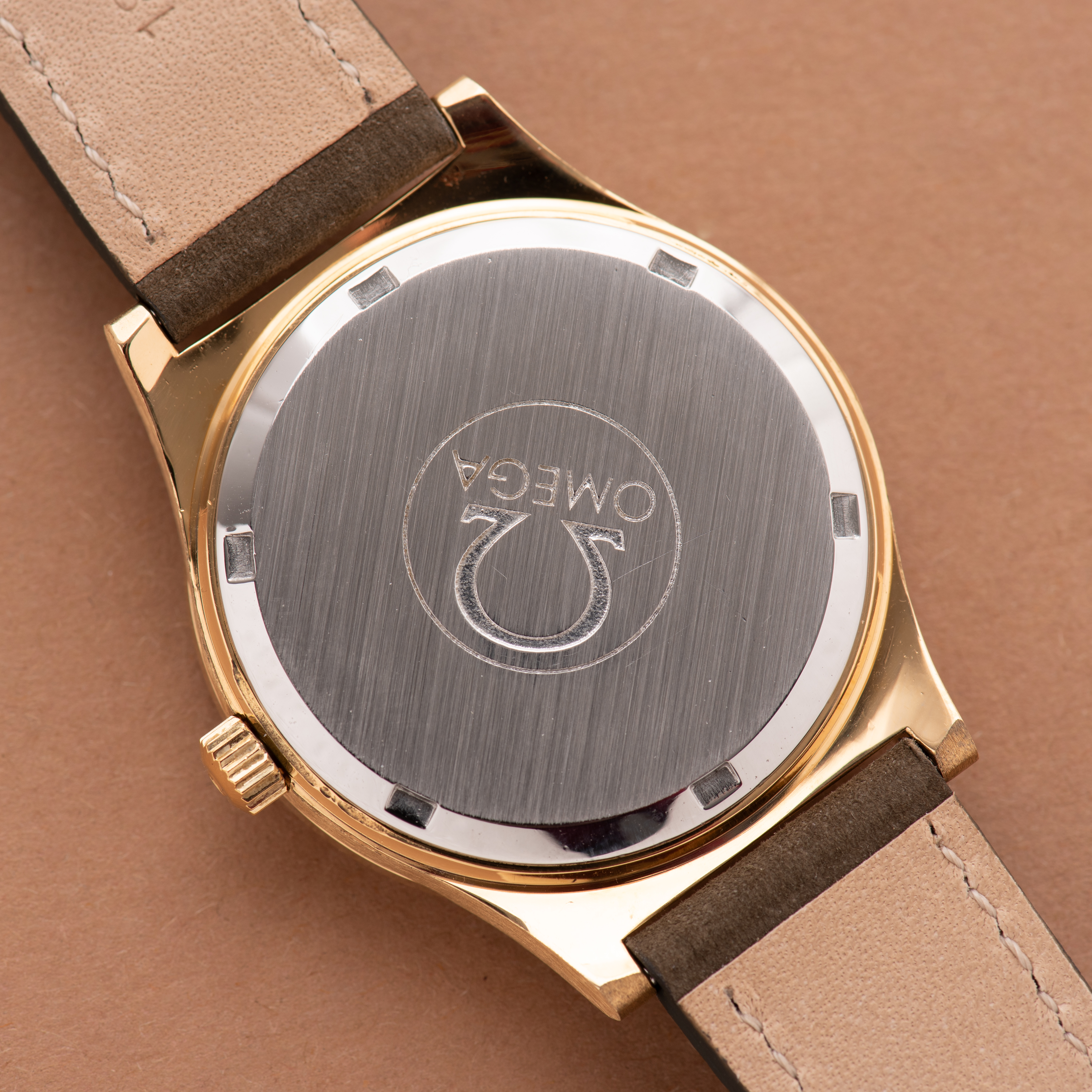 Vue de Omega Genève Mécanique Date Breguet Dial Réf 166.0102 from 1974