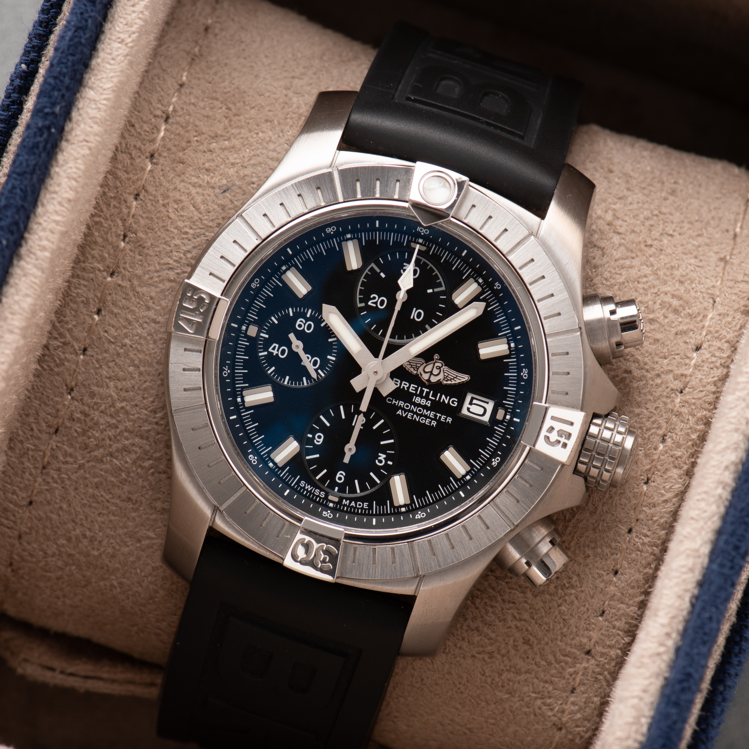Zicht op Breitling Avenger Chronograph 43mm ref A13385 Volledige Set van 2024