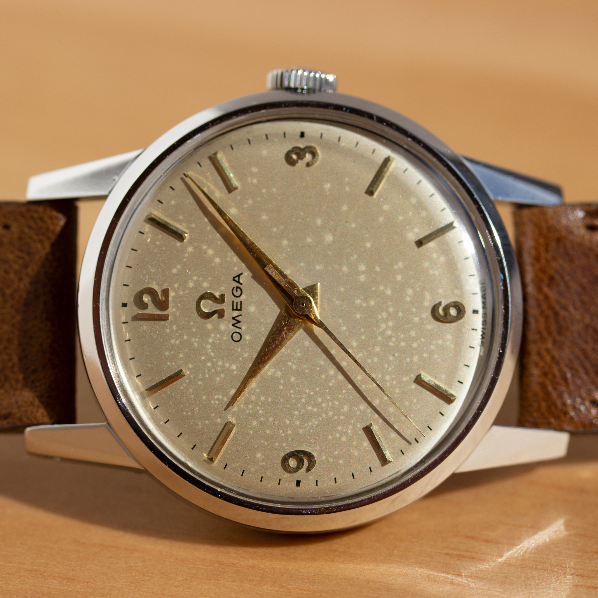 View of Omega mécanique réf 2496 7 cal 284